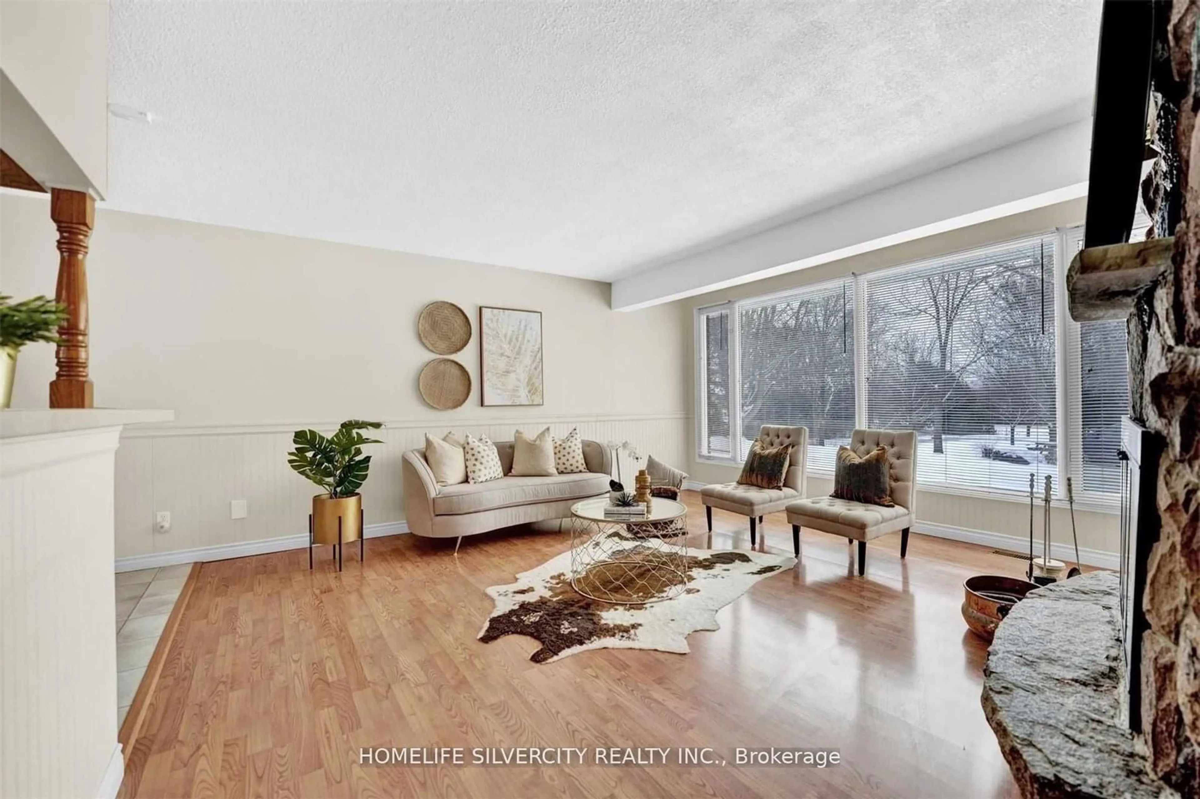 Living room with furniture, wood/laminate floor for 7848 Castlederg Sdrd, Caledon Ontario L7E 0R8