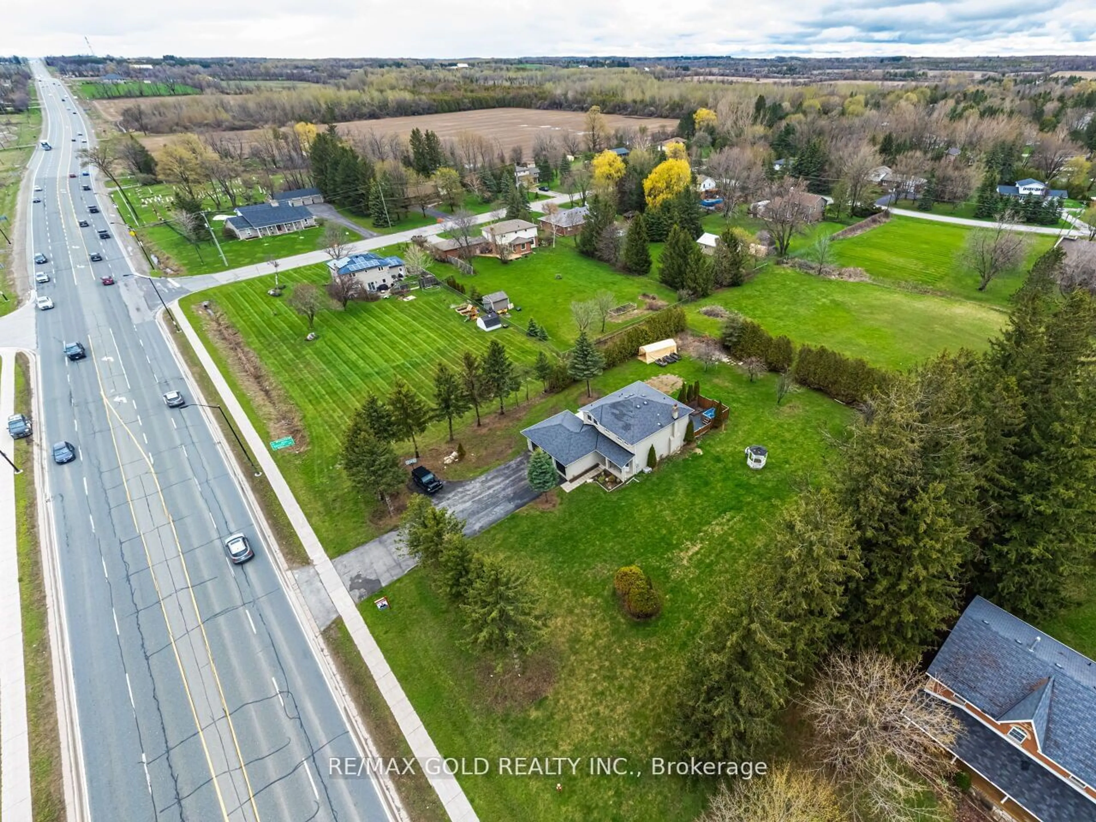 A pic from outside/outdoor area/front of a property/back of a property/a pic from drone, street for 18555 Hurontario St, Caledon Ontario L7K 0X8