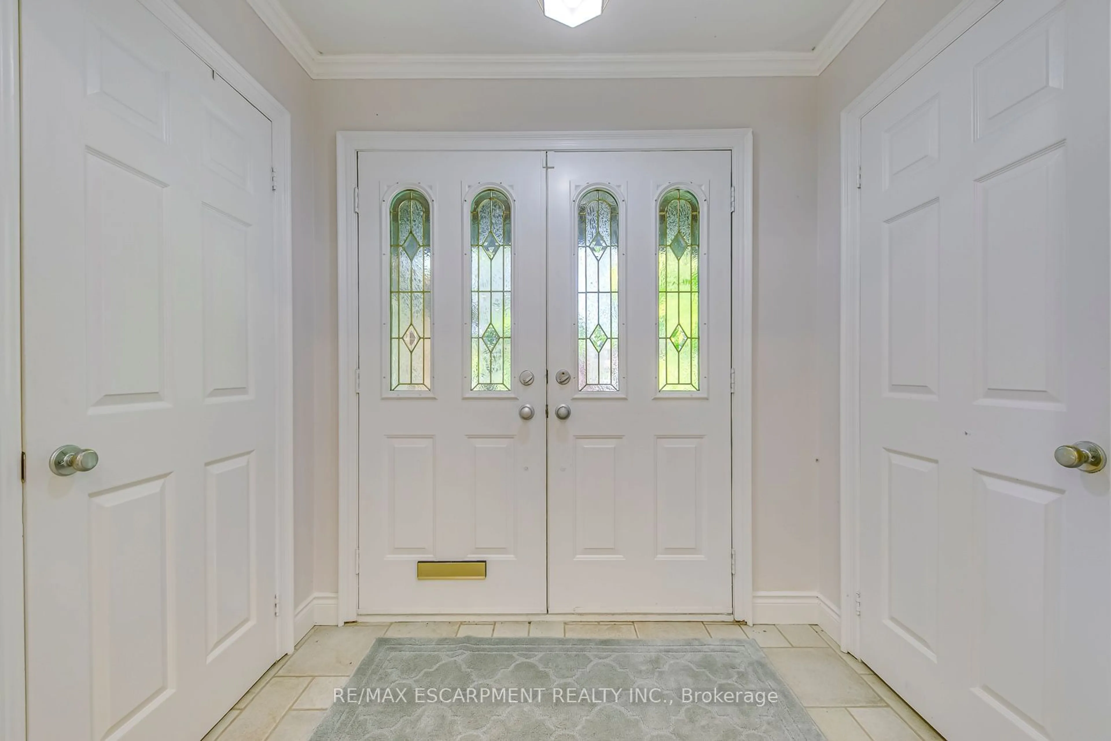 Indoor entryway for 341 Acacia Crt, Oakville Ontario L6J 6K5