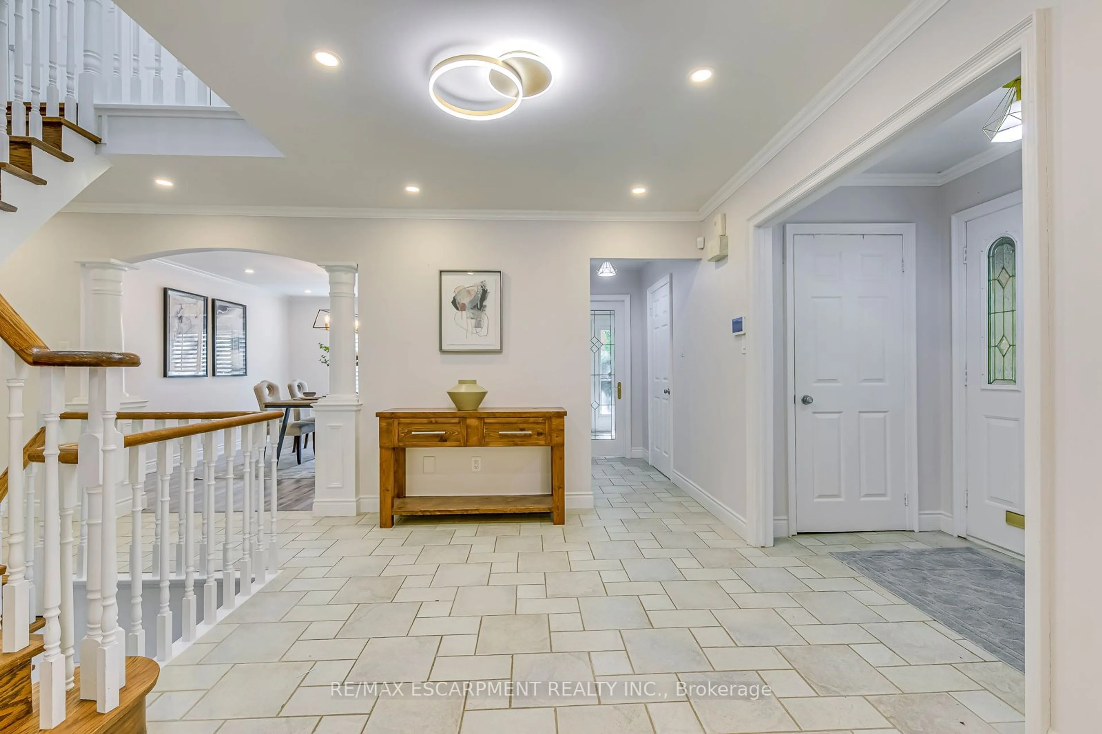 Indoor foyer for 341 Acacia Crt, Oakville Ontario L6J 6K5