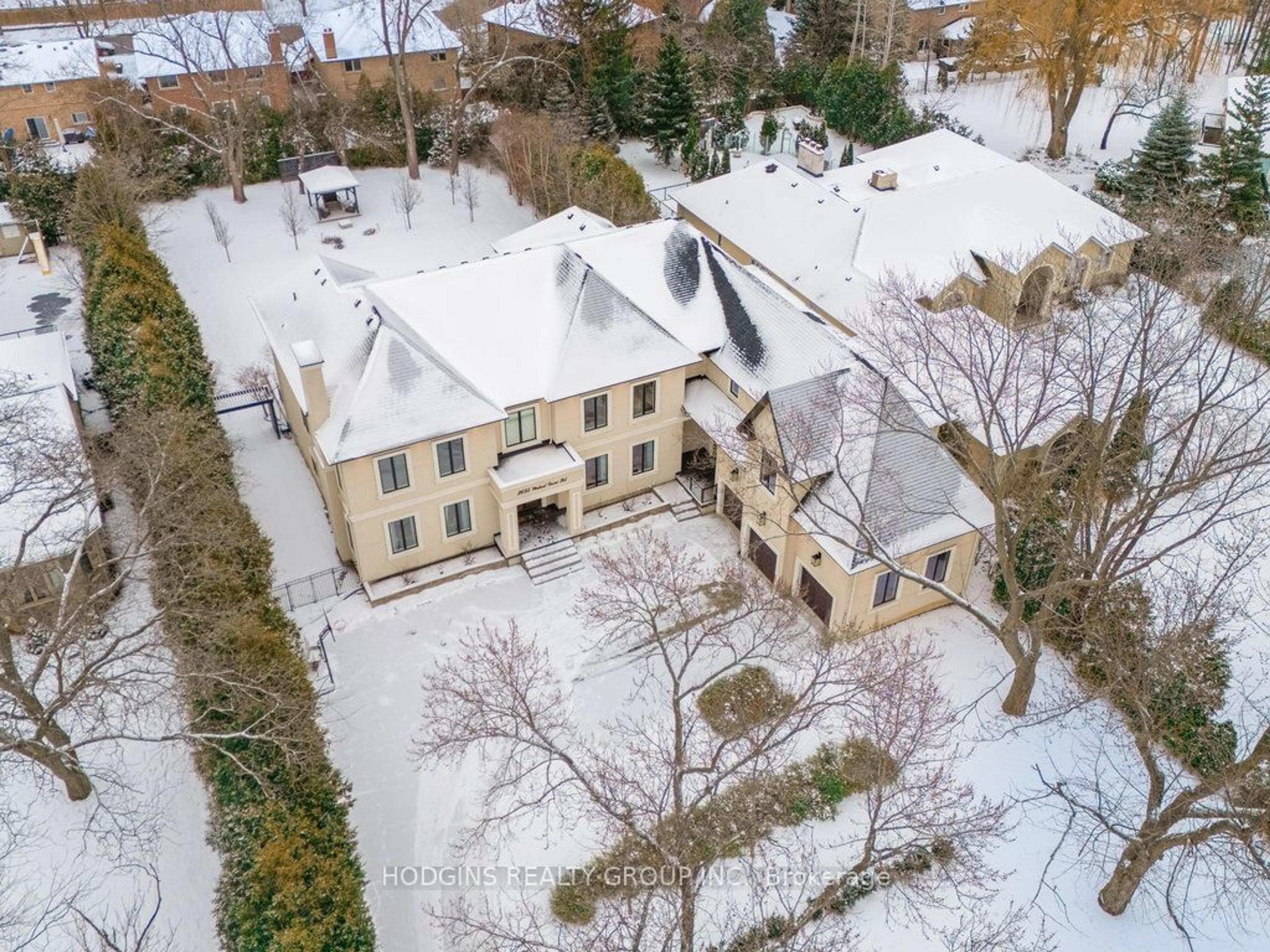 A pic from outside/outdoor area/front of a property/back of a property/a pic from drone, unknown for 3635 Walnut Grove Rd, Mississauga Ontario L5L 2W9