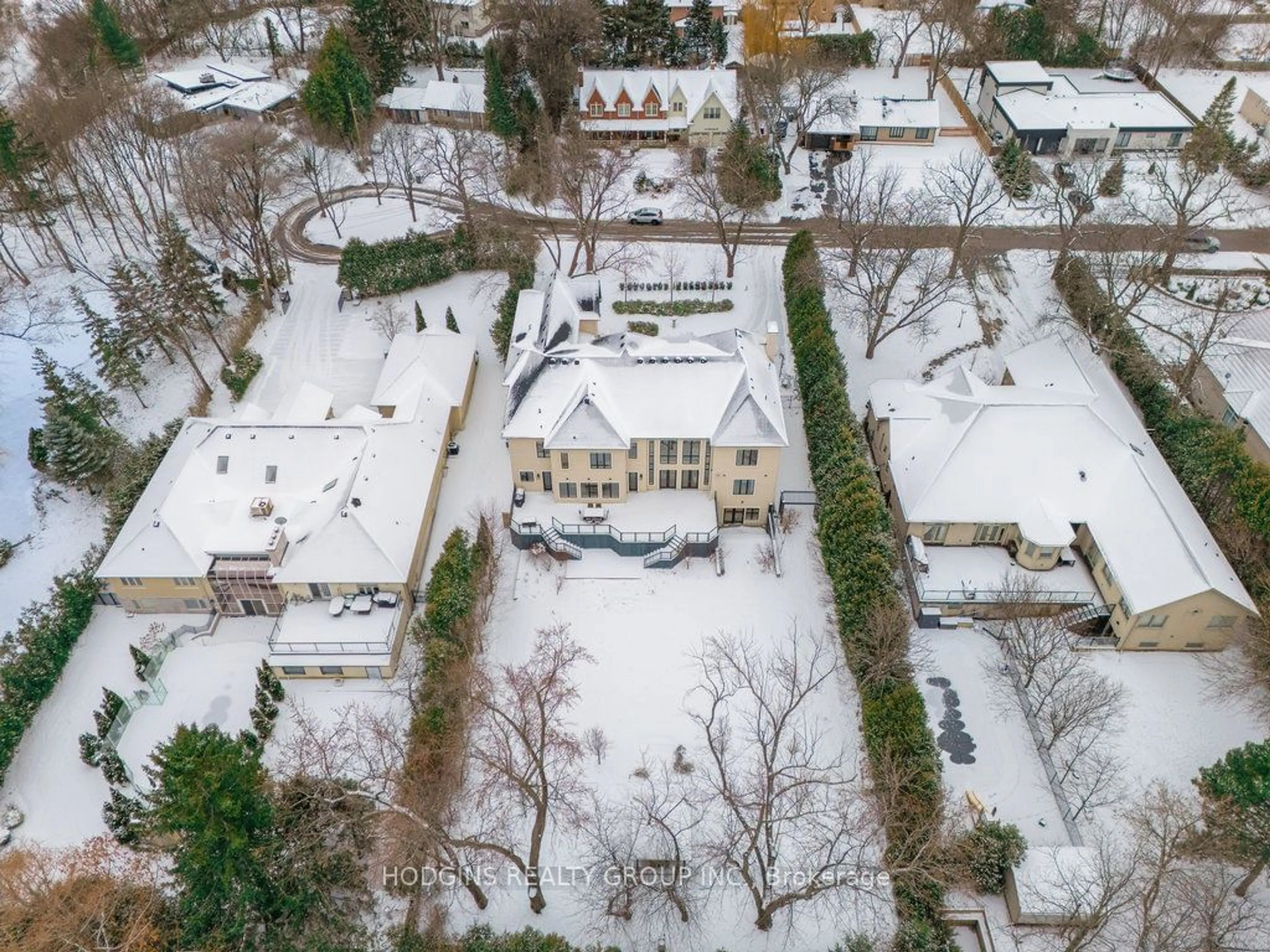 A pic from outside/outdoor area/front of a property/back of a property/a pic from drone, street for 3635 Walnut Grove Rd, Mississauga Ontario L5L 2W9