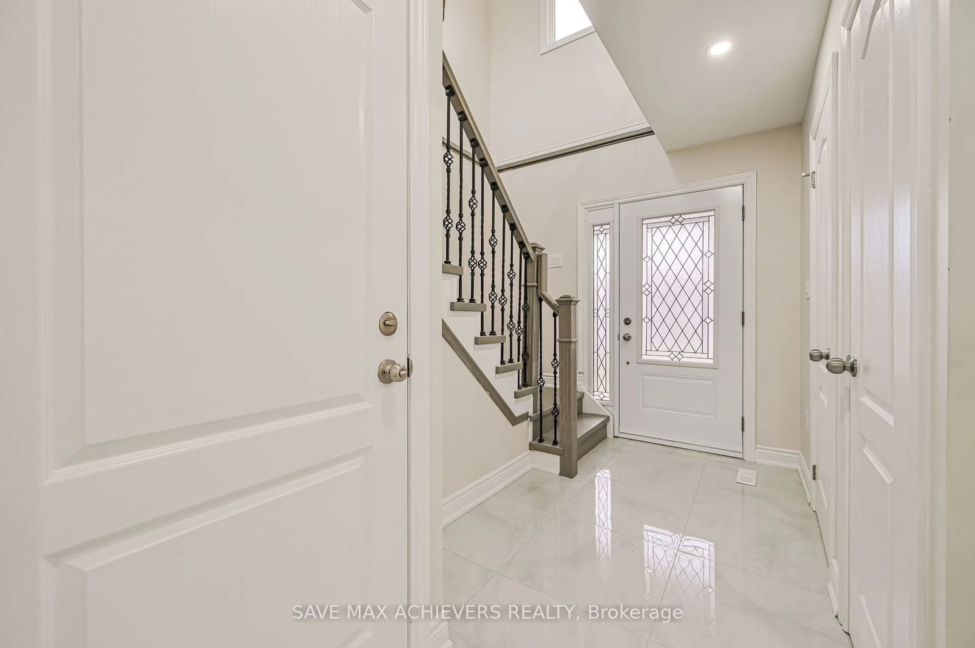 Indoor entryway for 31 Histon Cres, Brampton Ontario L6V 3P9