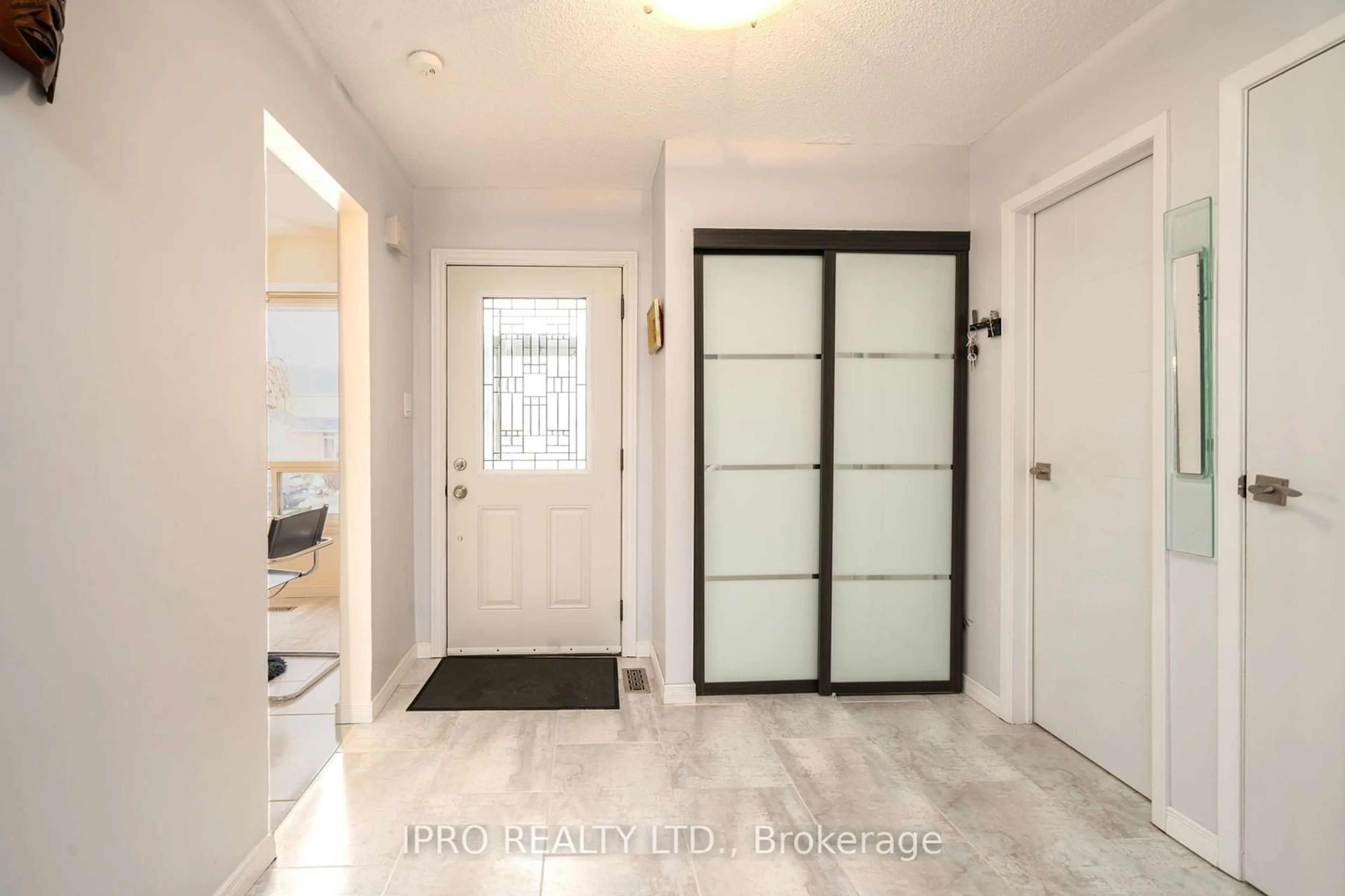 Indoor entryway for 13 Sparklett Cres, Brampton Ontario L6Z 4A6