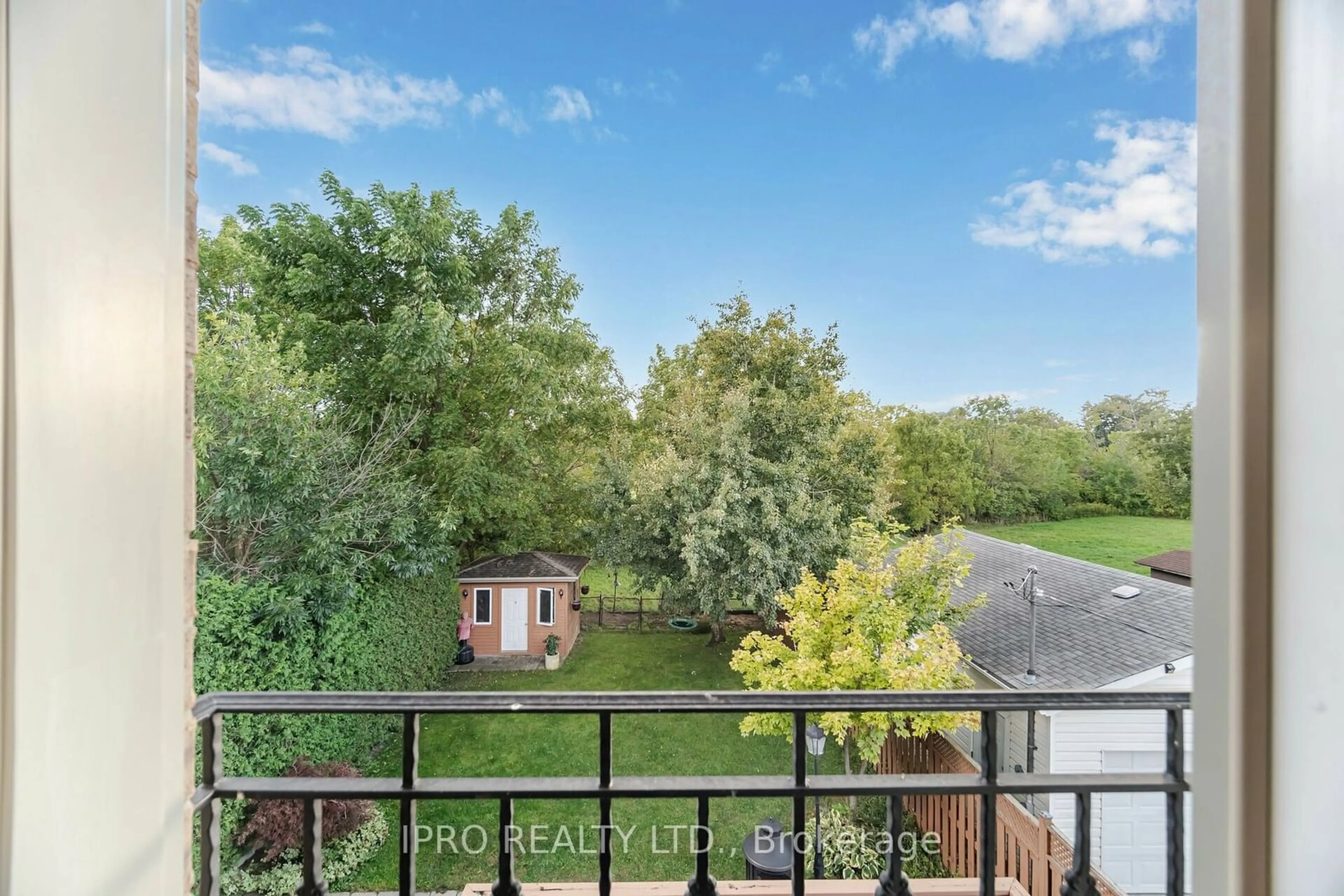 A pic from outside/outdoor area/front of a property/back of a property/a pic from drone, forest/trees view for 1080 Haig Blvd, Mississauga Ontario L5E 2M5