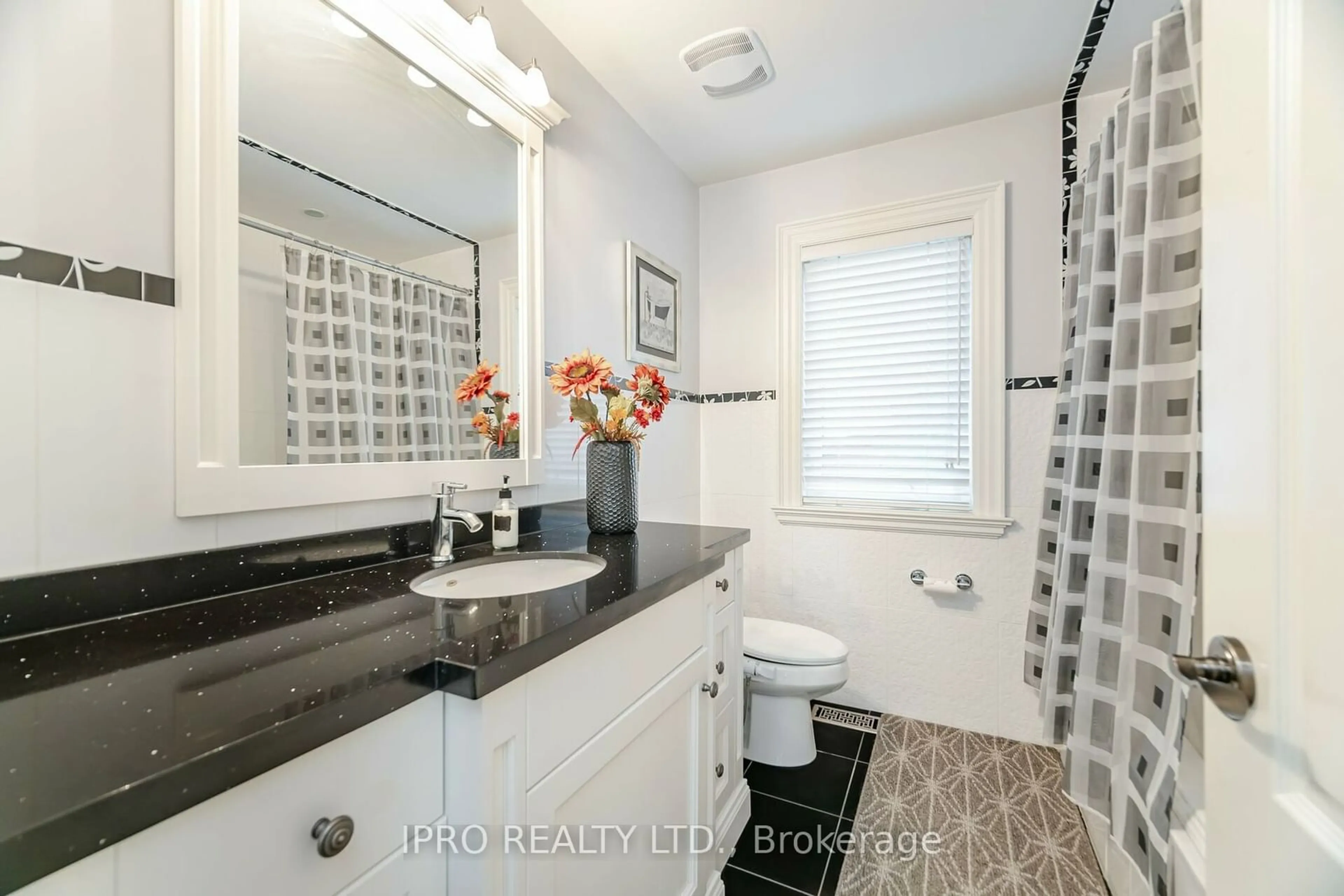 Standard bathroom, ceramic/tile floor for 1080 Haig Blvd, Mississauga Ontario L5E 2M5