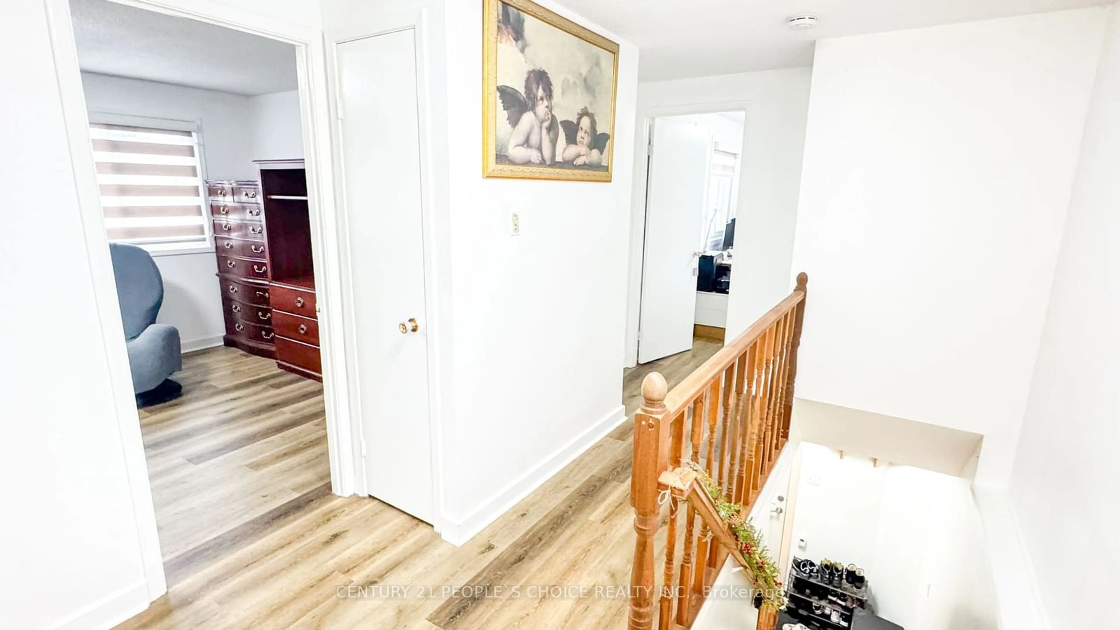 Indoor entryway for 16 Hedley Crt, Brampton Ontario L6S 2B6