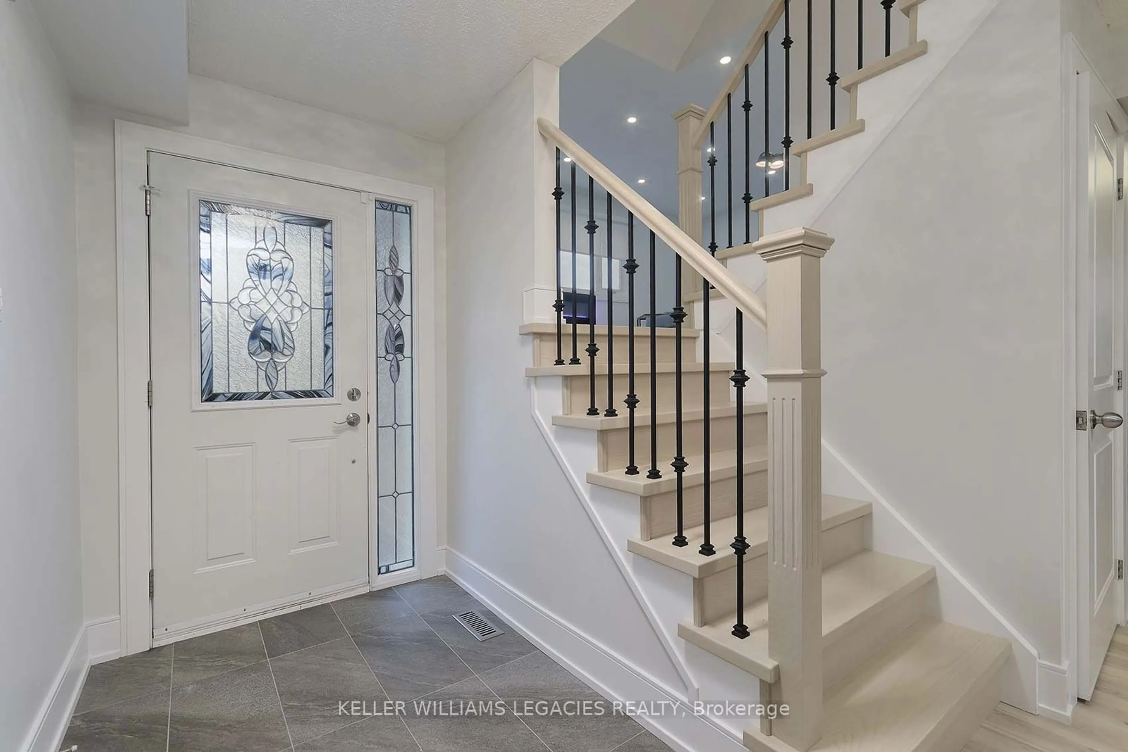 Indoor entryway for 24 Newgate Pl, Brampton Ontario L6S 4W9