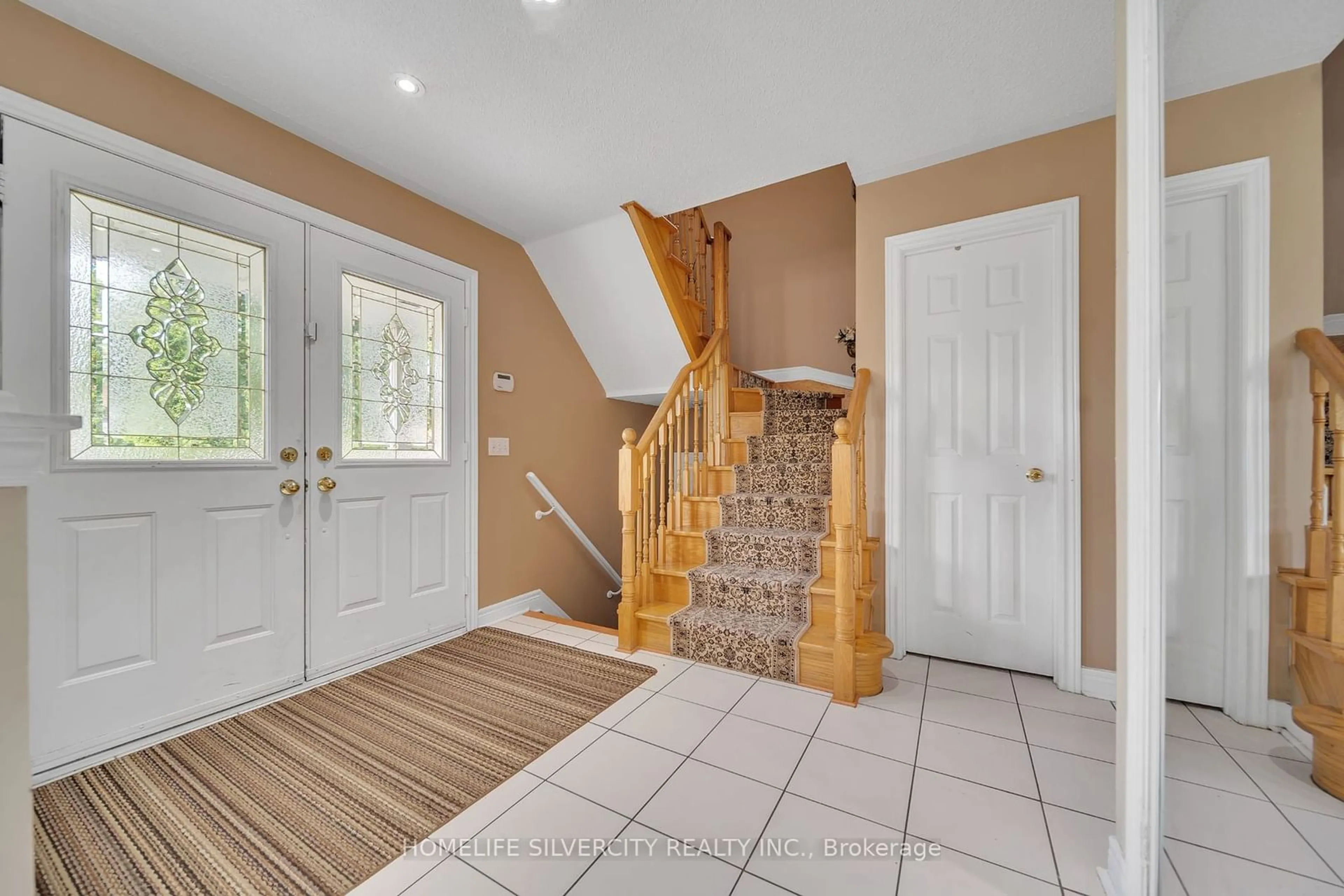 Indoor entryway for 7 Westbrook Ave, Brampton Ontario L6P 1M3