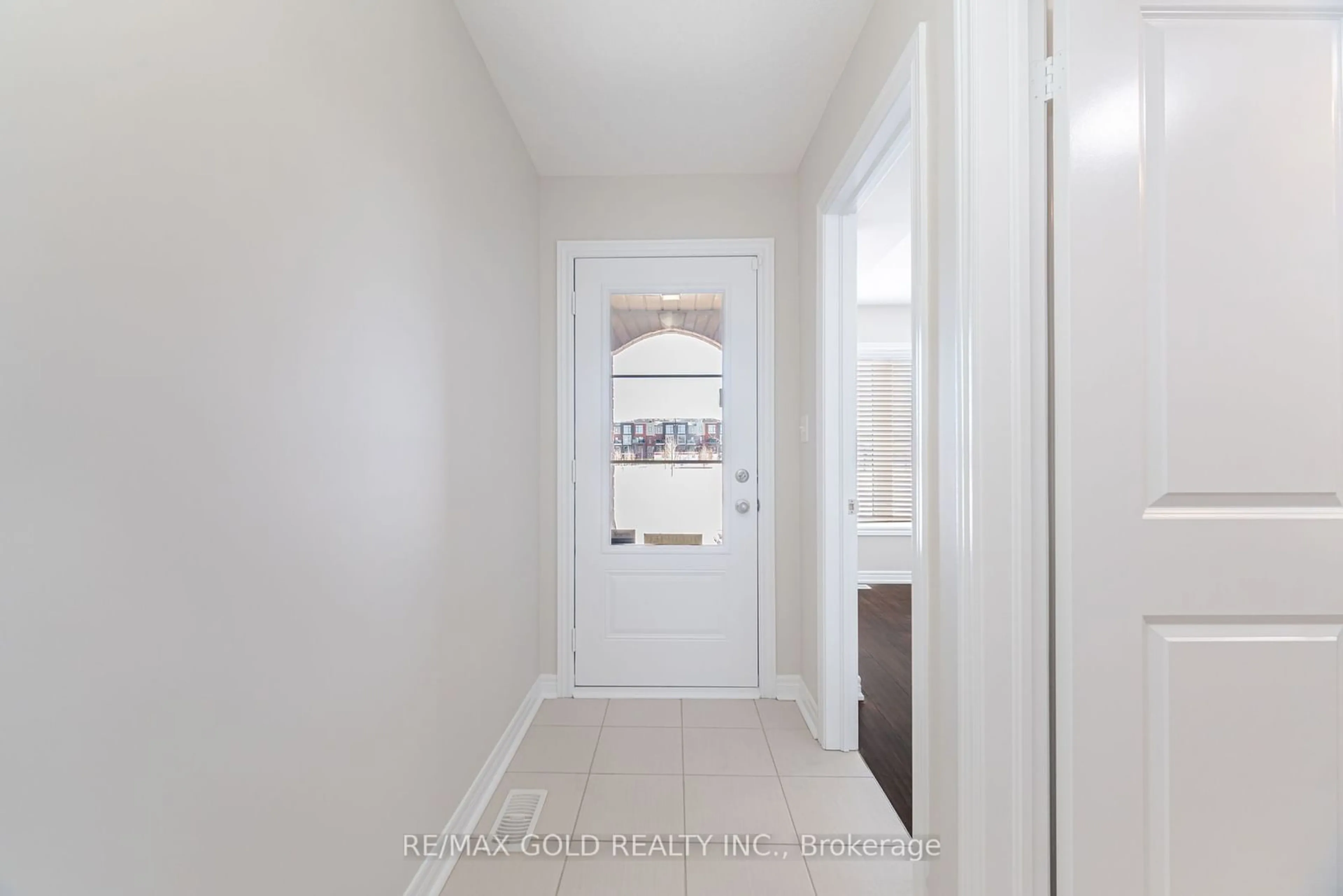 Indoor entryway for 11 Sudeley Lane, Brampton Ontario L7A 0B7