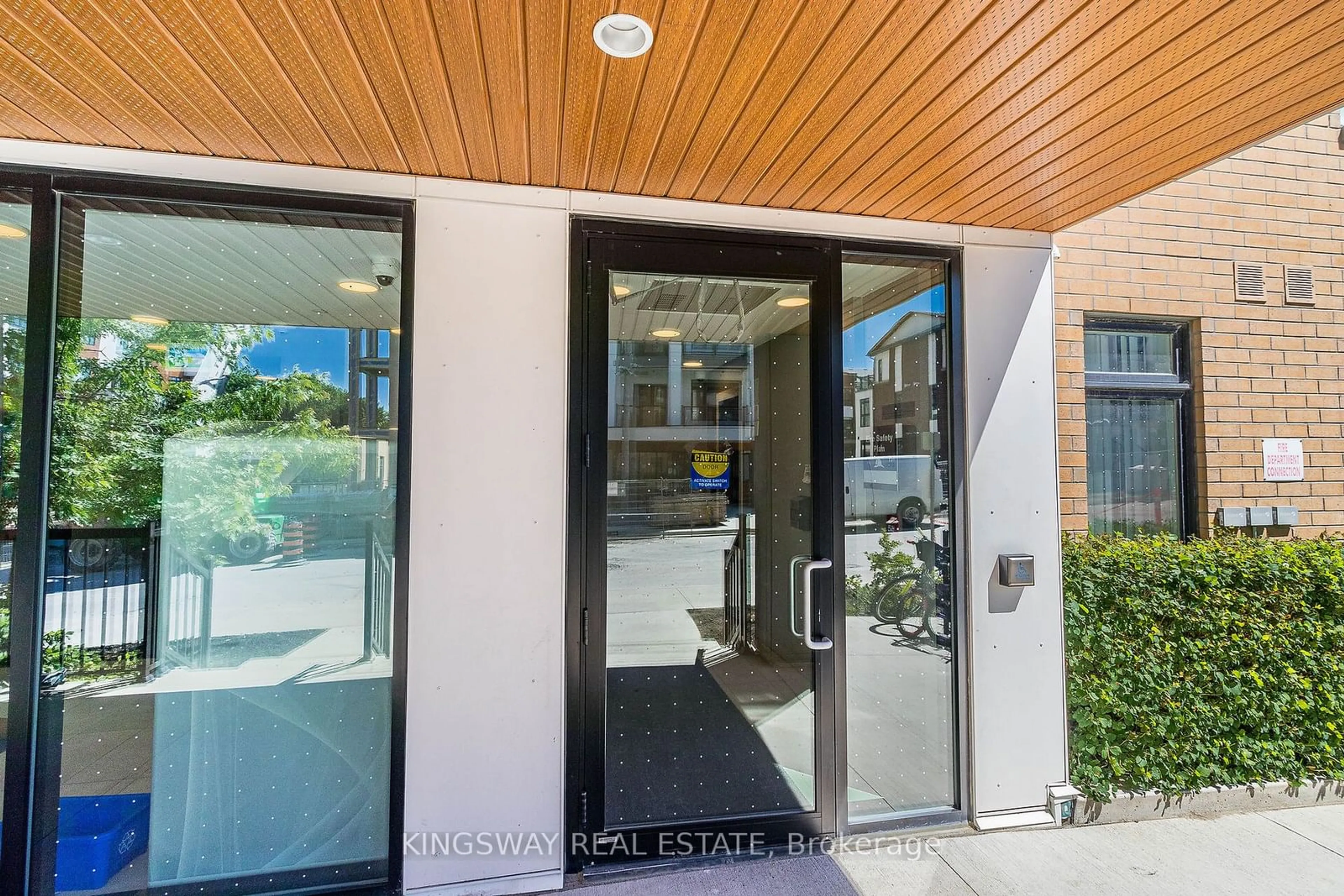 Indoor entryway for 120 Canon Jackson Dr #304, Toronto Ontario M6M 0B8