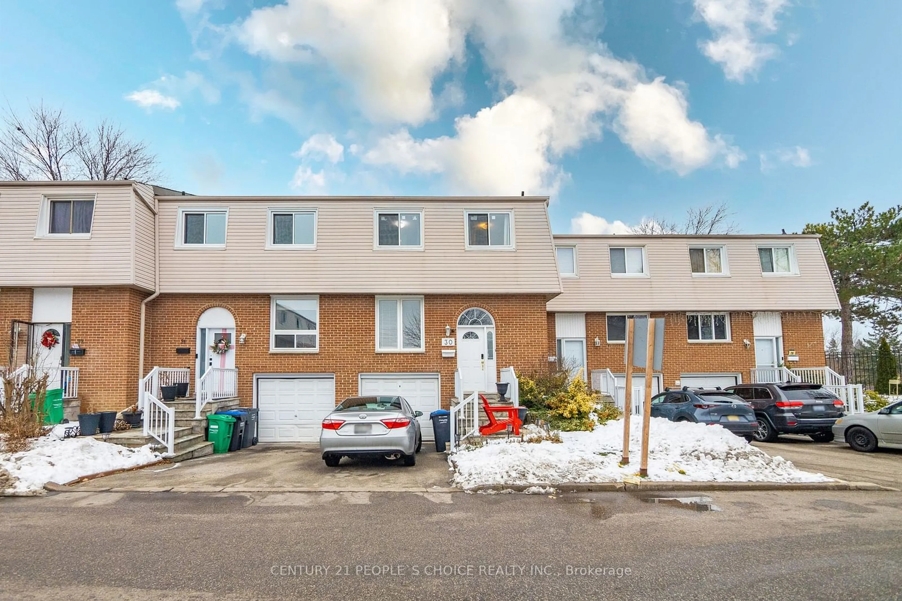 A pic from outside/outdoor area/front of a property/back of a property/a pic from drone, street for 3525 Brandon Gate #30, Mississauga Ontario L4T 3M3