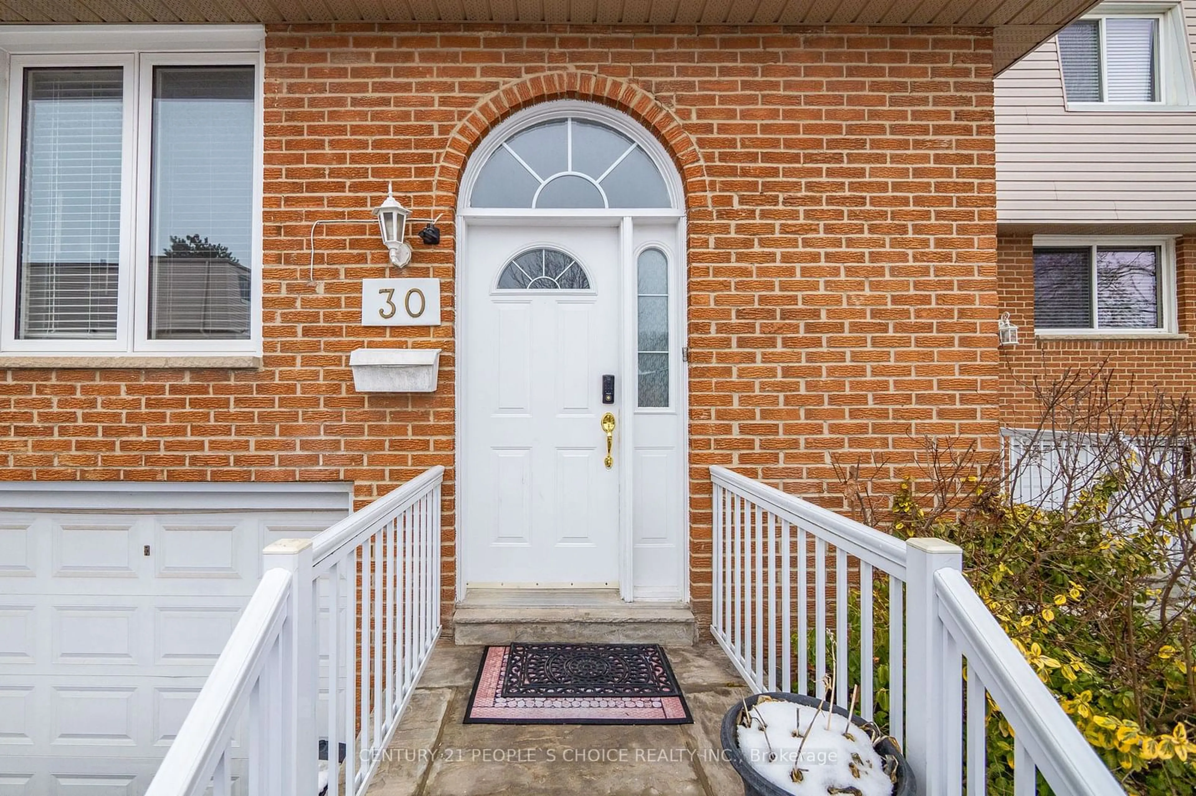 Indoor entryway for 3525 Brandon Gate #30, Mississauga Ontario L4T 3M3