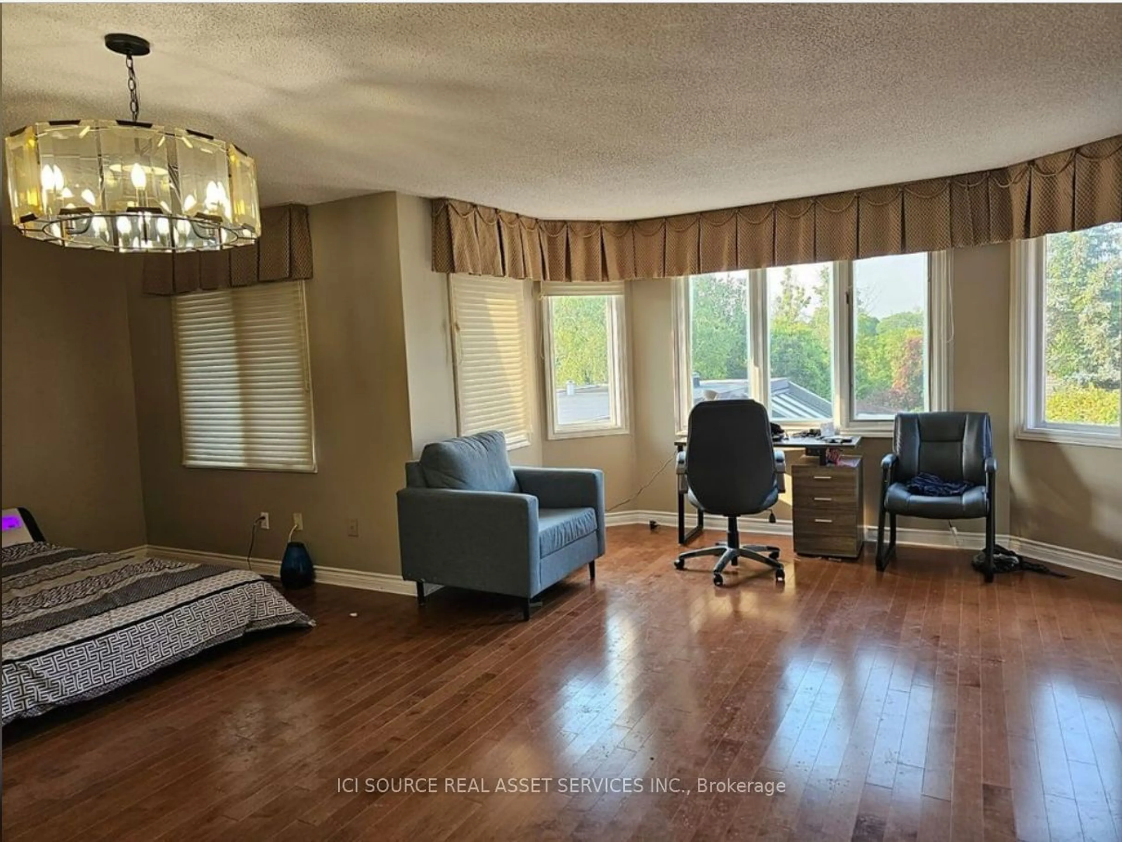 Living room with furniture, wood/laminate floor for 5859 Riverside Pl, Mississauga Ontario L5M 4X1