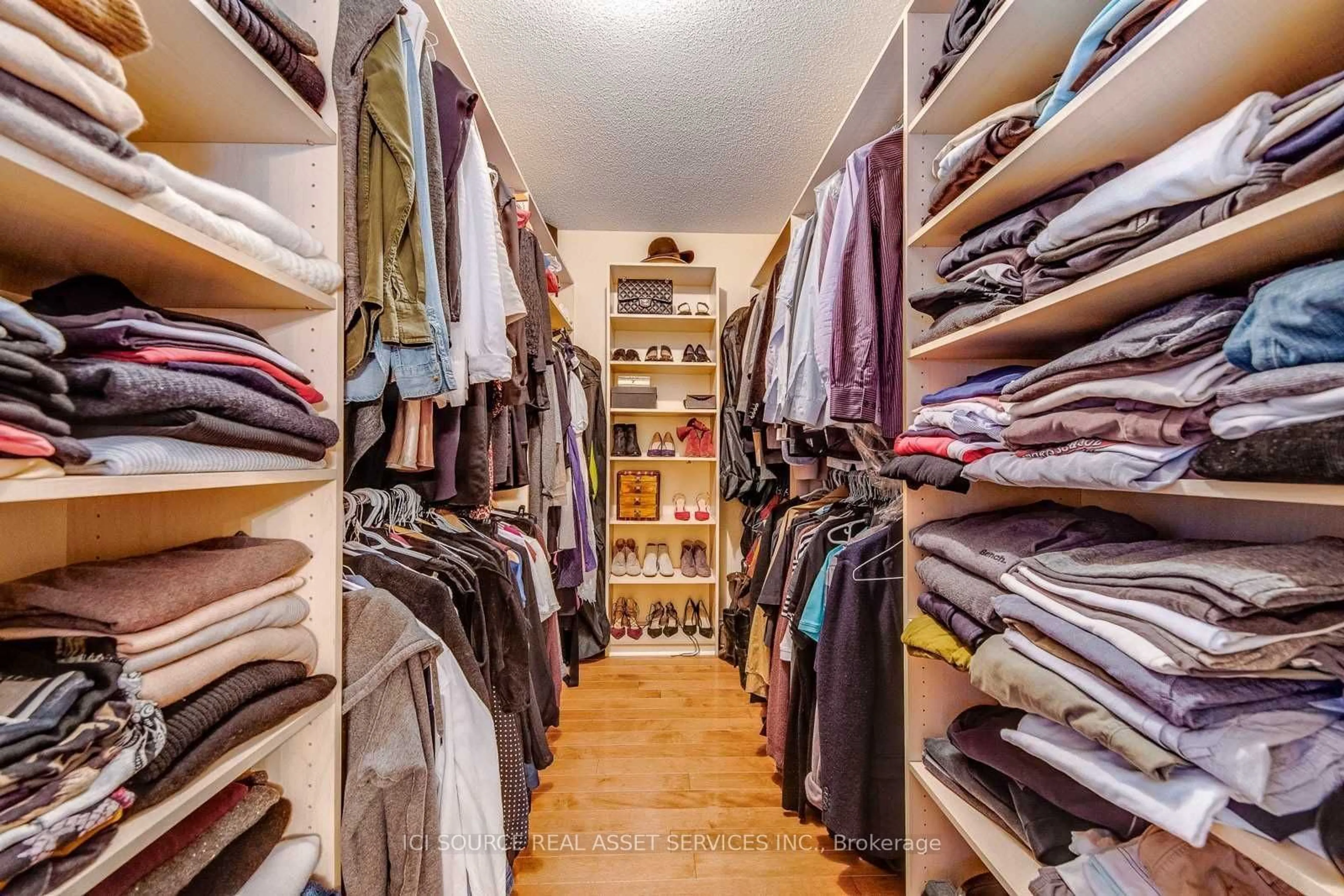 Storage room or clothes room or walk-in closet for 5859 Riverside Pl, Mississauga Ontario L5M 4X1