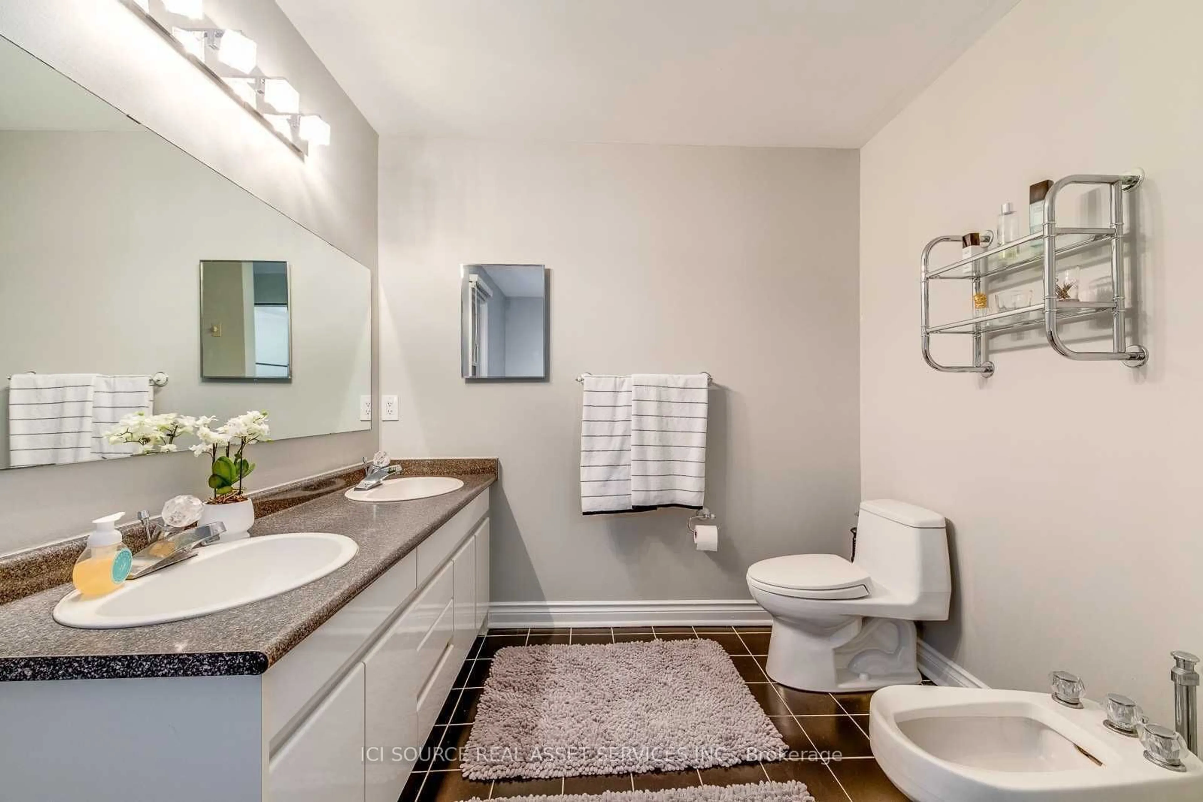 Standard bathroom, ceramic/tile floor for 5859 Riverside Pl, Mississauga Ontario L5M 4X1