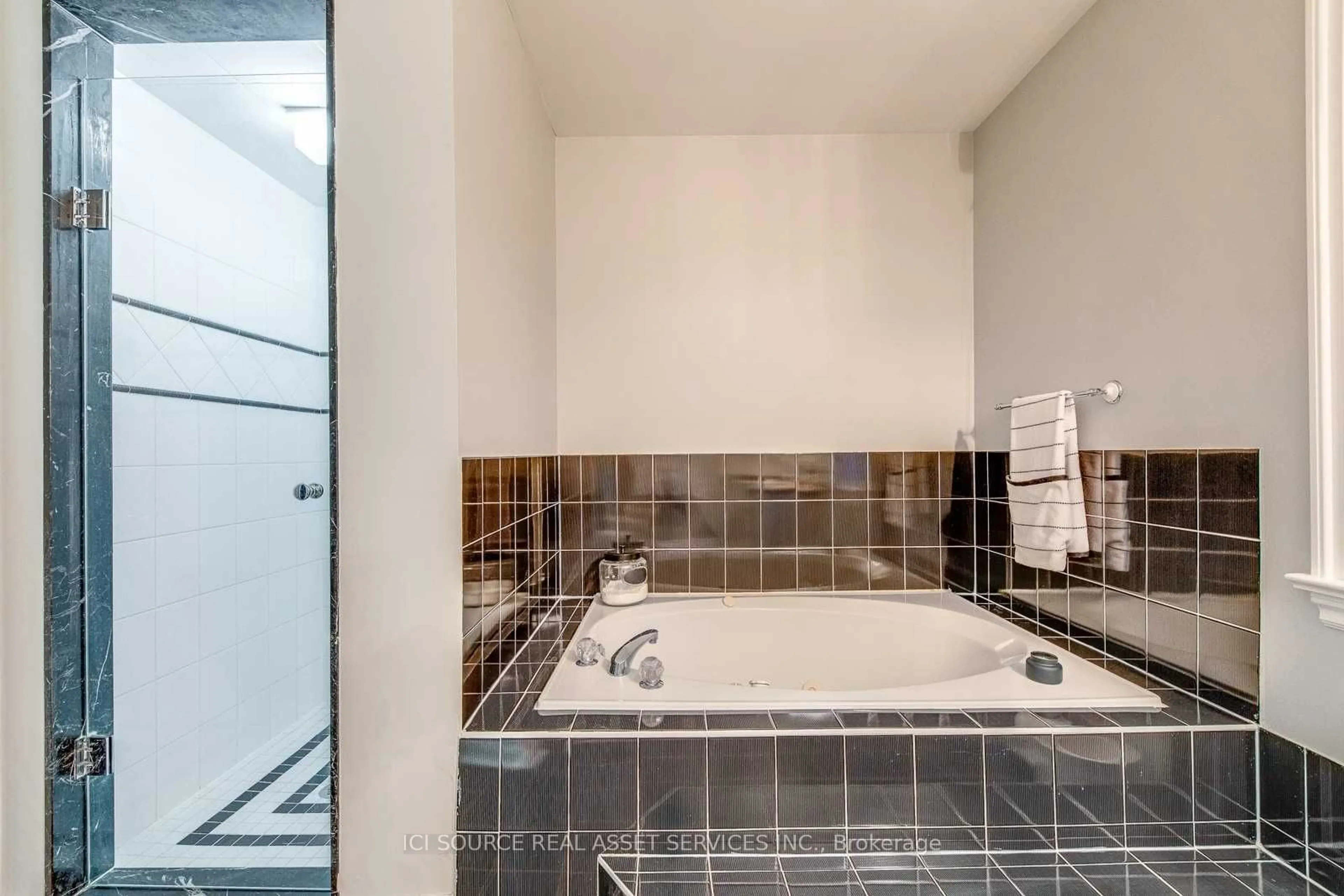 Contemporary bathroom, ceramic/tile floor for 5859 Riverside Pl, Mississauga Ontario L5M 4X1