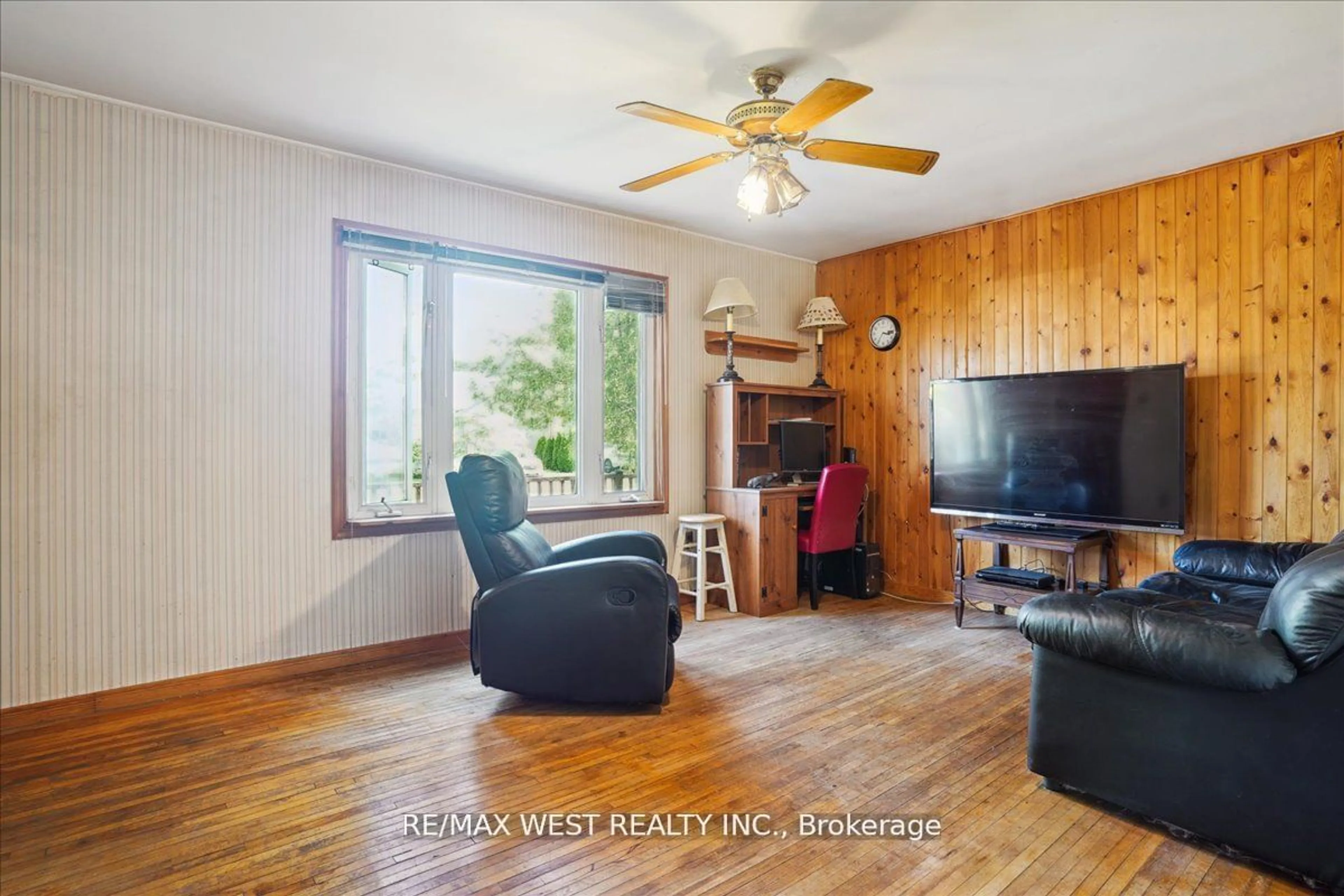 Living room with furniture, wood/laminate floor for 55 Stewart St, Oakville Ontario L6K 1X6