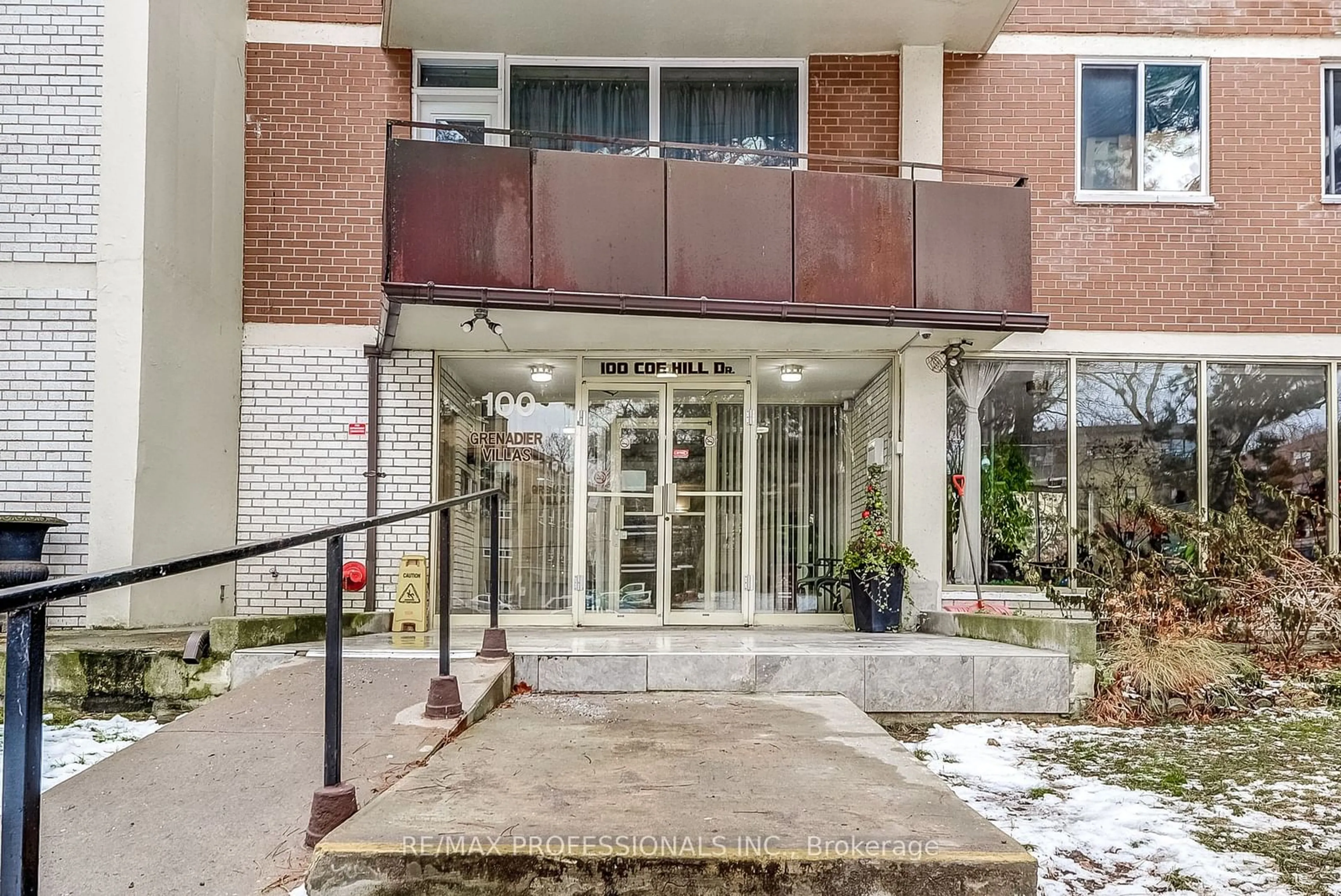 Indoor foyer for 100 Coe Hill Dr #216, Toronto Ontario M6S 3E1