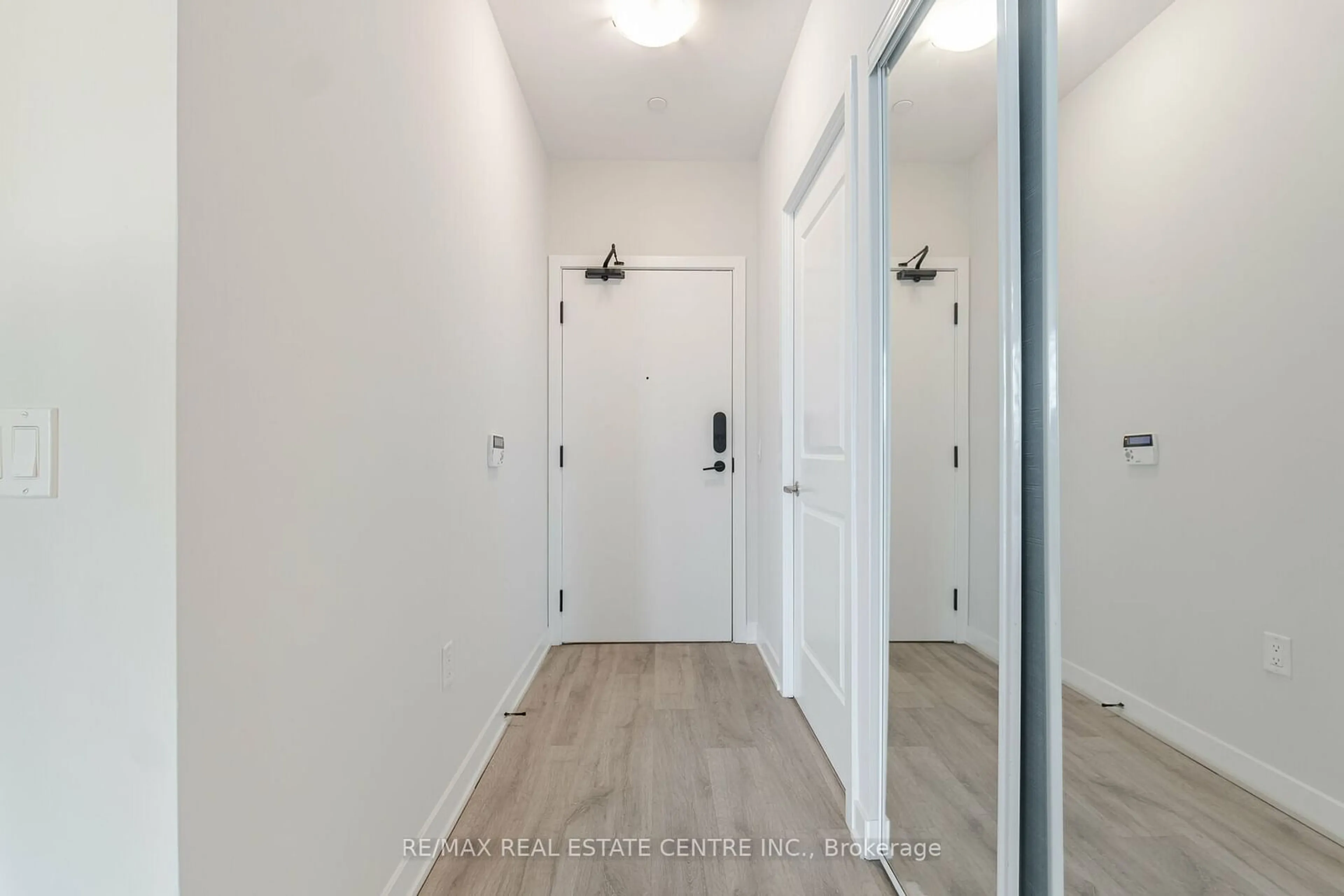 Indoor entryway for 4655 Metcalfe Ave #102B, Mississauga Ontario L5M 0Z7