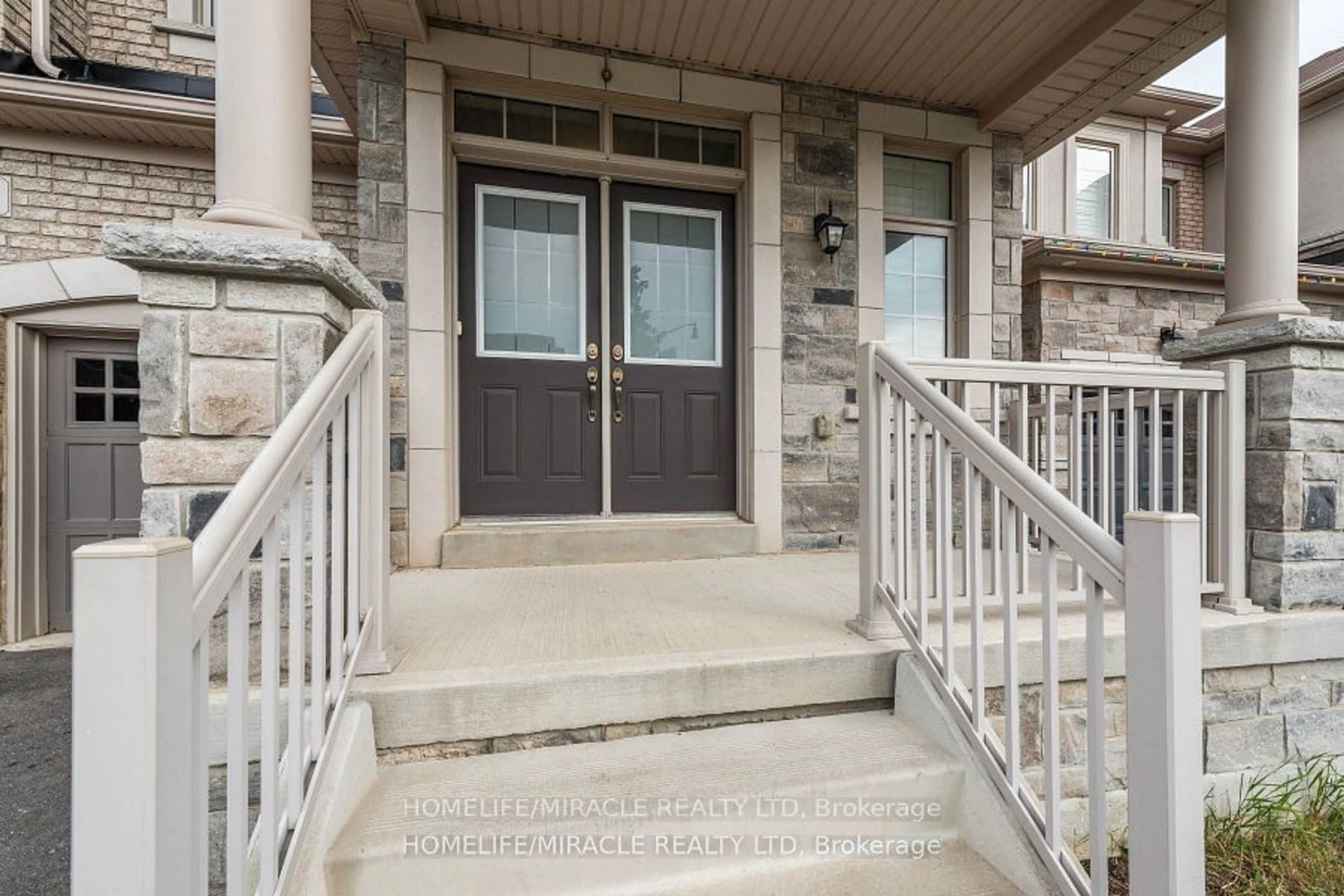 Indoor entryway for 30 Lloyd Cres, Brampton Ontario L7A 4J5