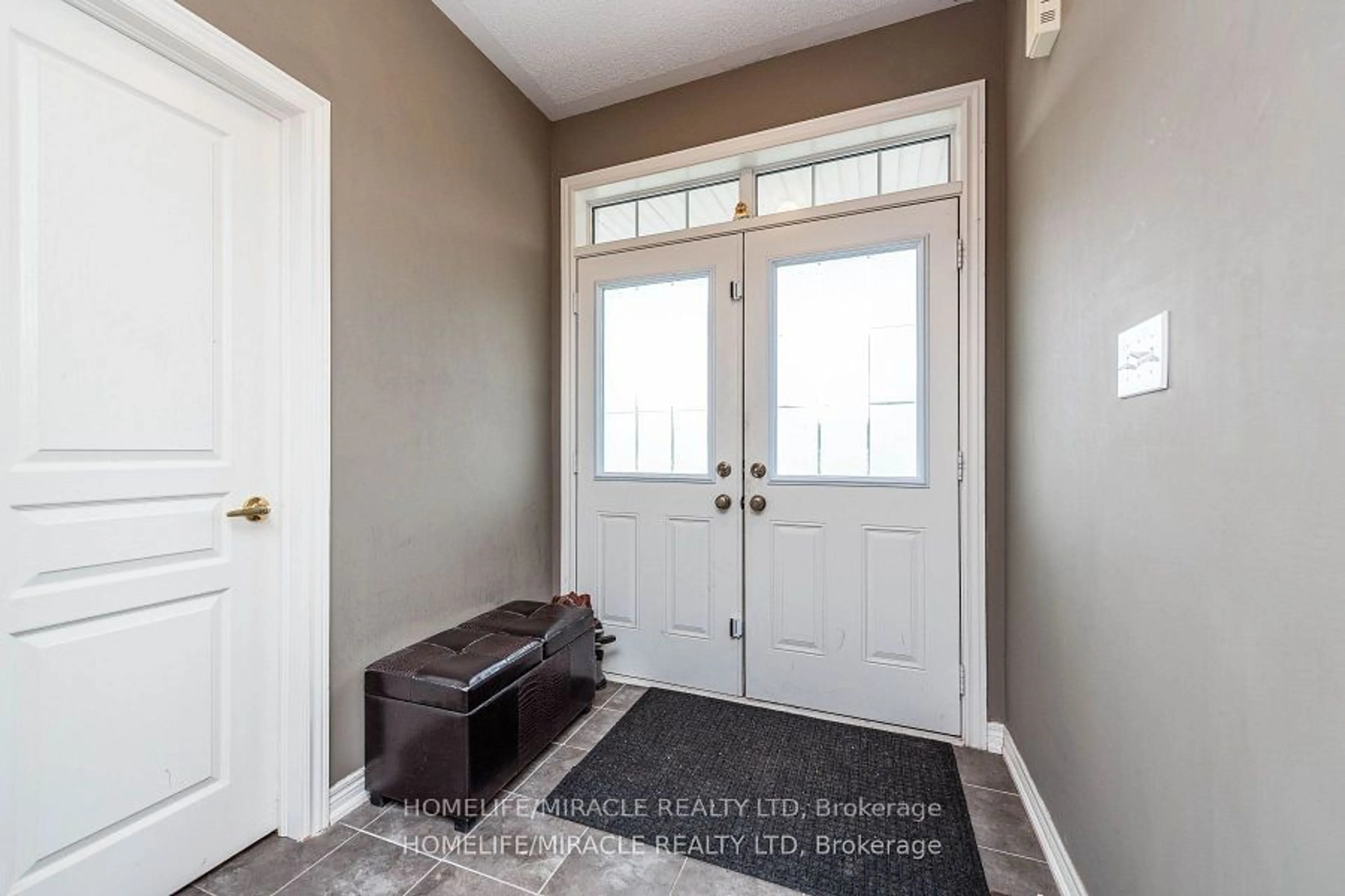 Indoor entryway for 30 Lloyd Cres, Brampton Ontario L7A 4J5