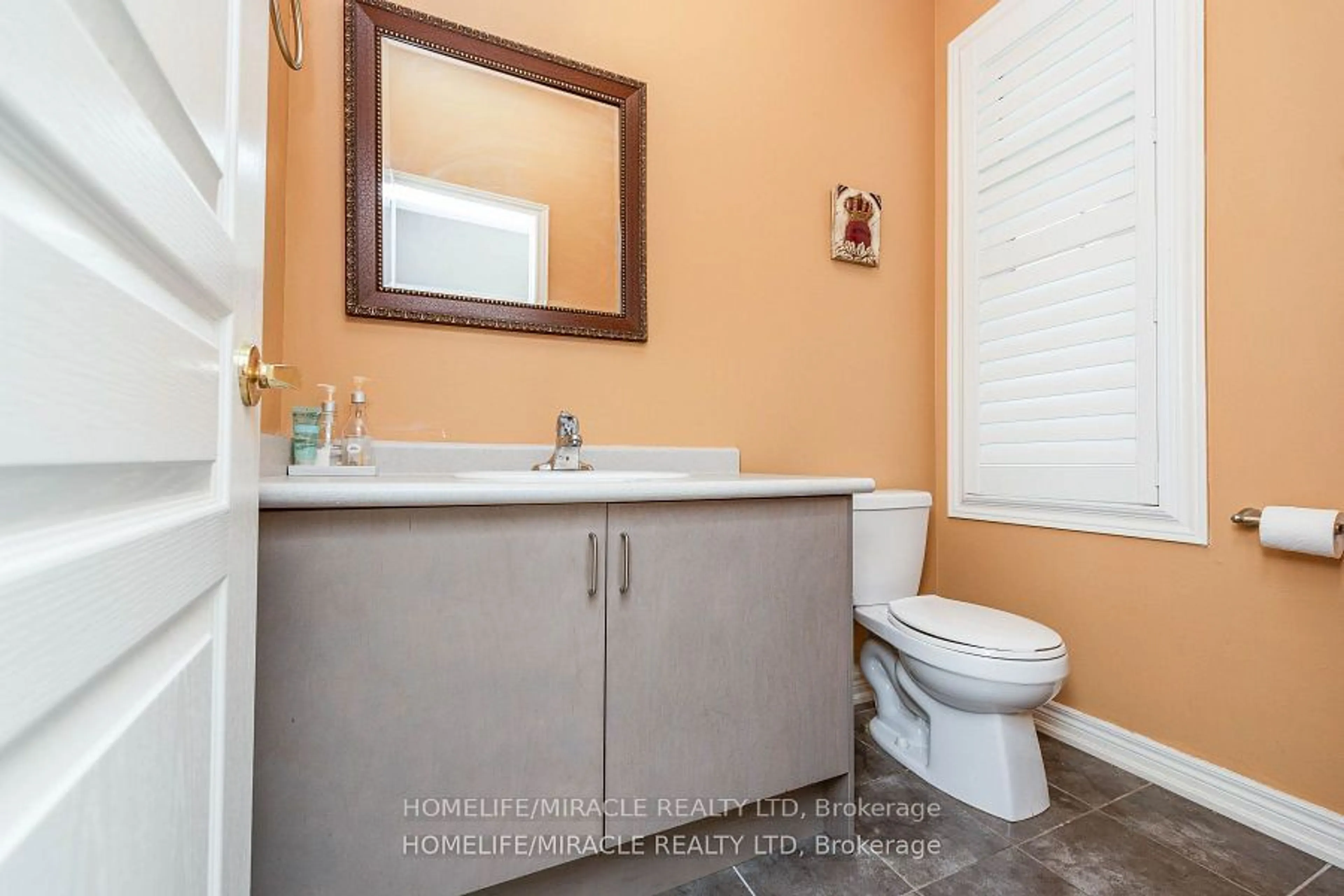 Standard bathroom, ceramic/tile floor for 30 Lloyd Cres, Brampton Ontario L7A 4J5