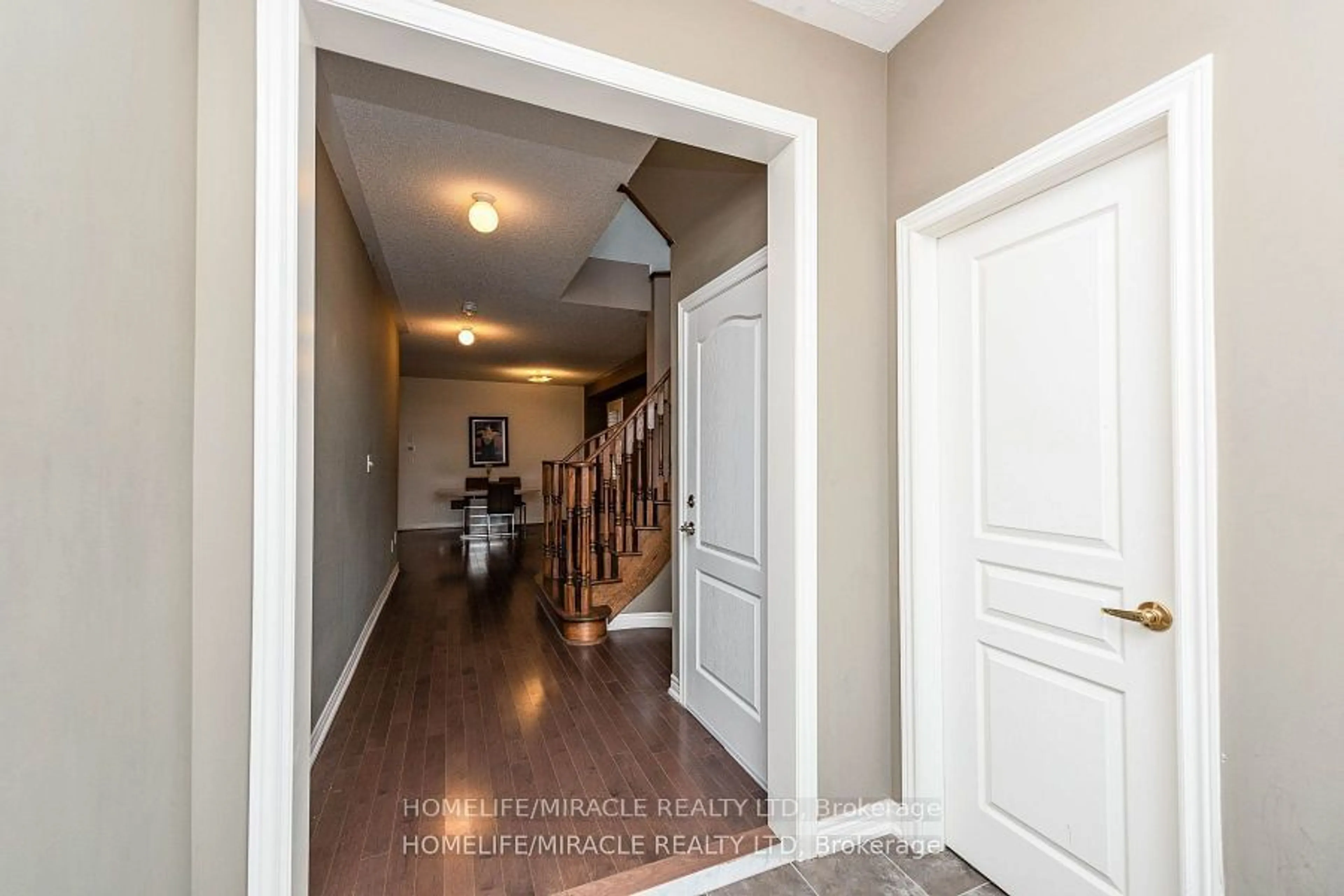 Indoor entryway for 30 Lloyd Cres, Brampton Ontario L7A 4J5