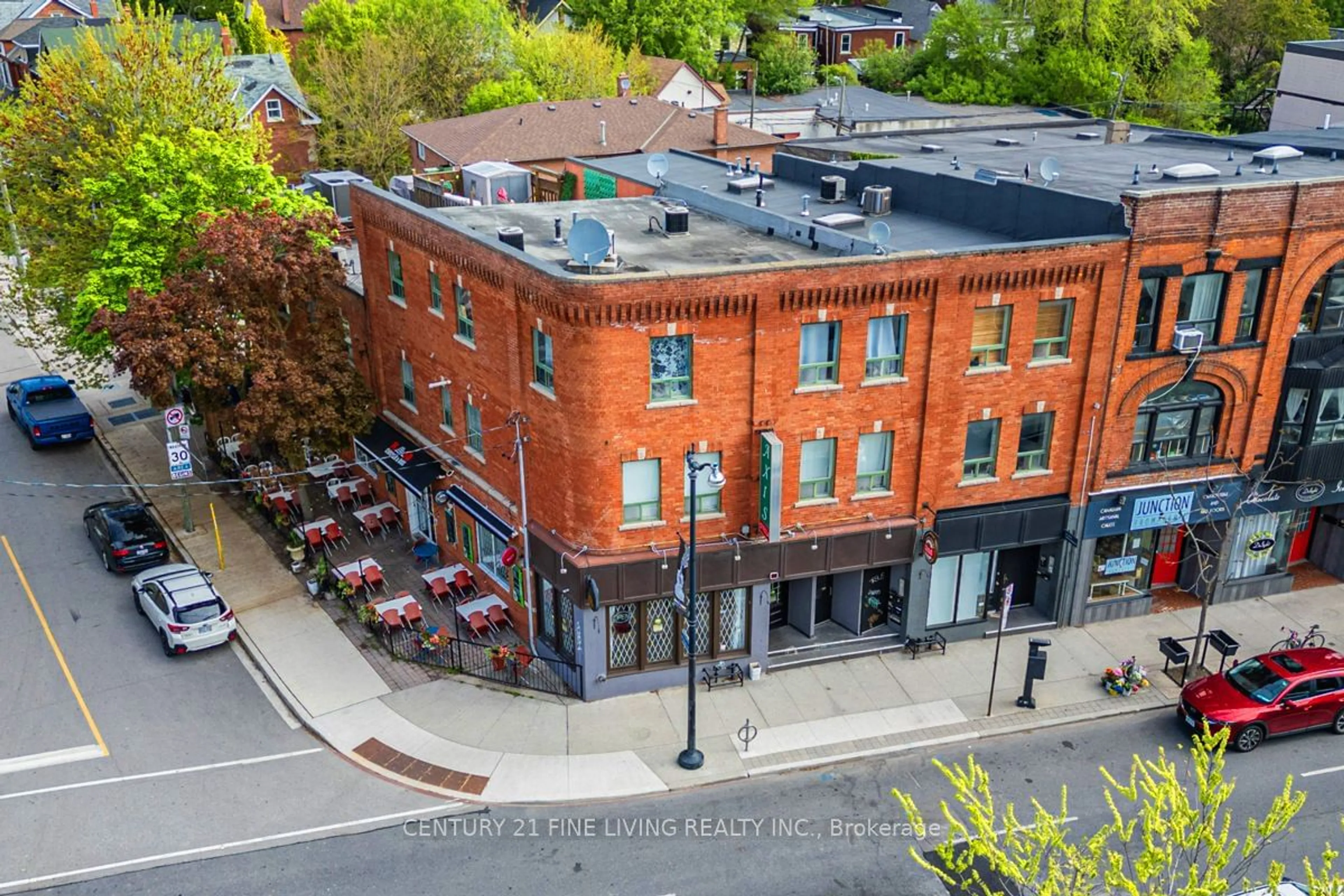 A pic from outside/outdoor area/front of a property/back of a property/a pic from drone, unknown for 3048 Dundas St, Toronto Ontario M6P 1Z3