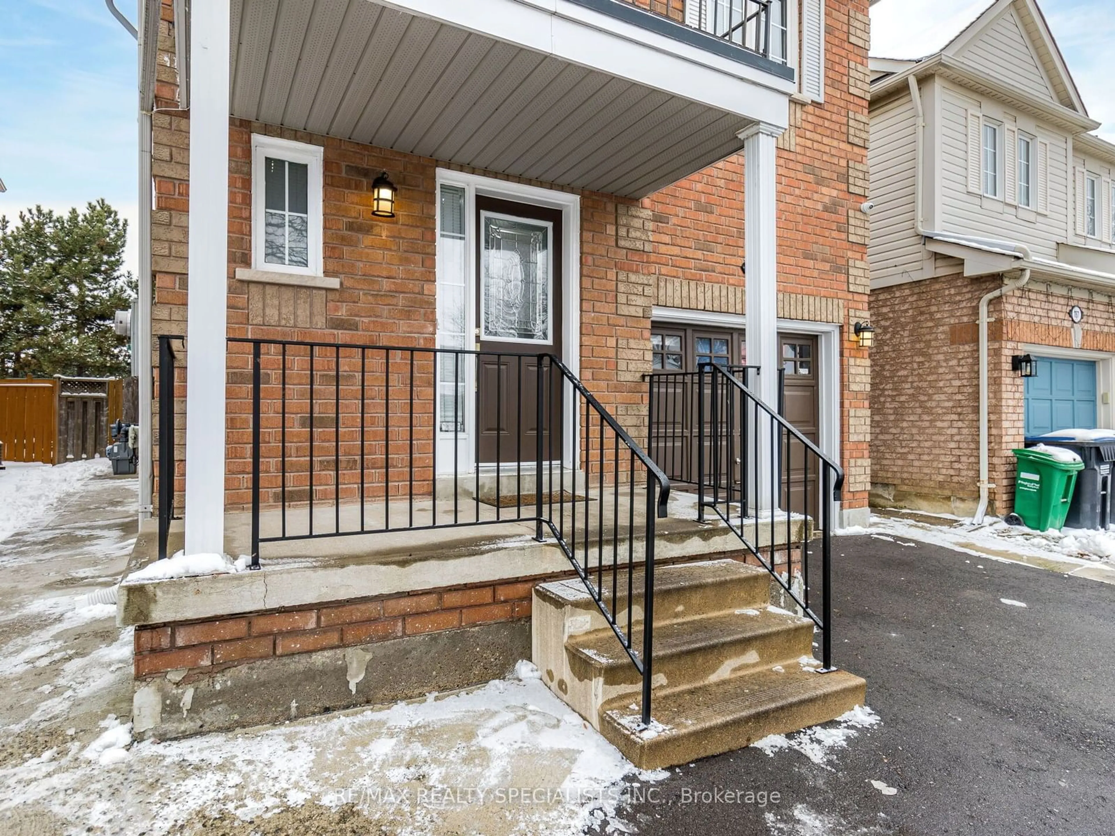 Indoor entryway for 109 Woodhaven Dr, Brampton Ontario L7A 1Y4