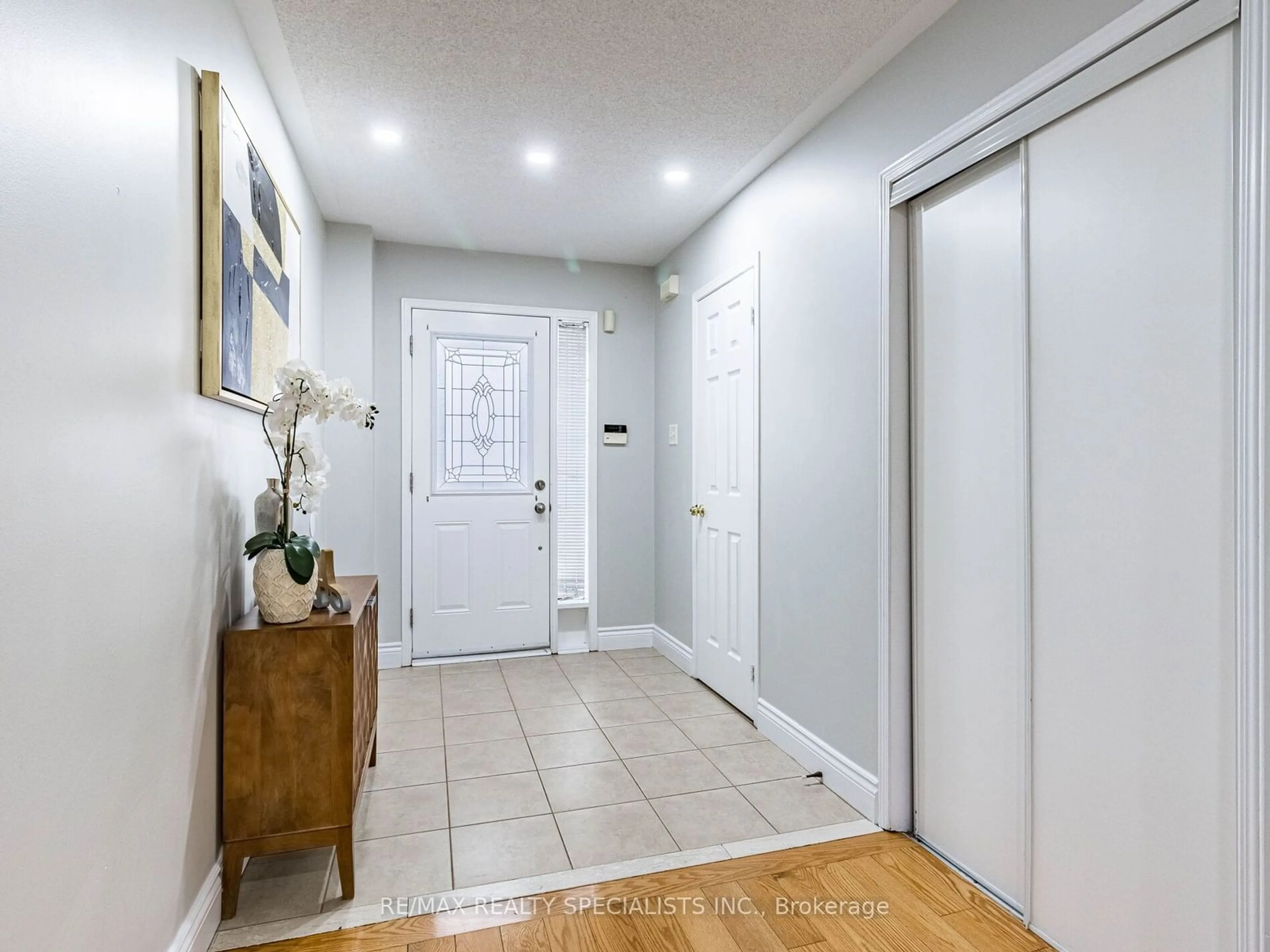 Indoor entryway for 109 Woodhaven Dr, Brampton Ontario L7A 1Y4