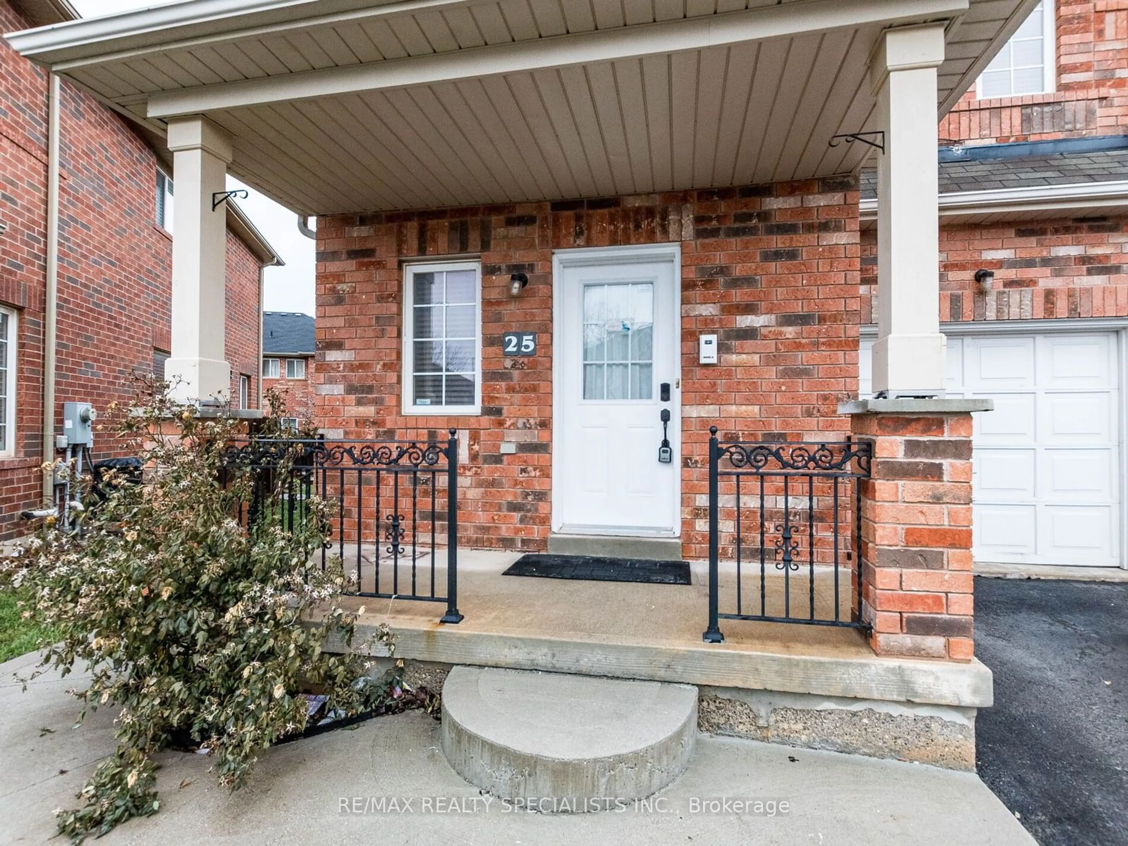 Indoor entryway for 25 Commodore Dr, Brampton Ontario L6X 0S5