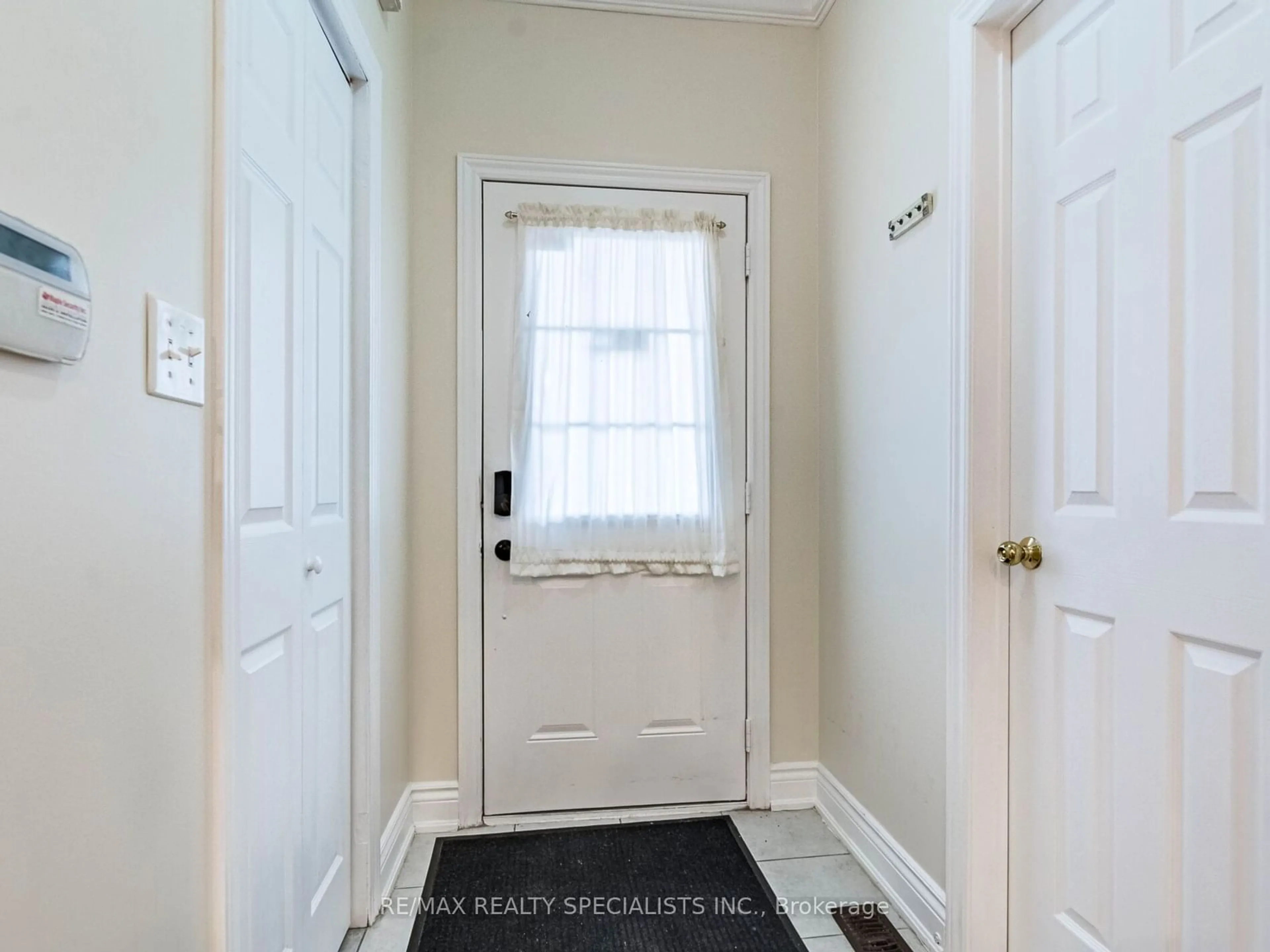 Indoor entryway for 25 Commodore Dr, Brampton Ontario L6X 0S5