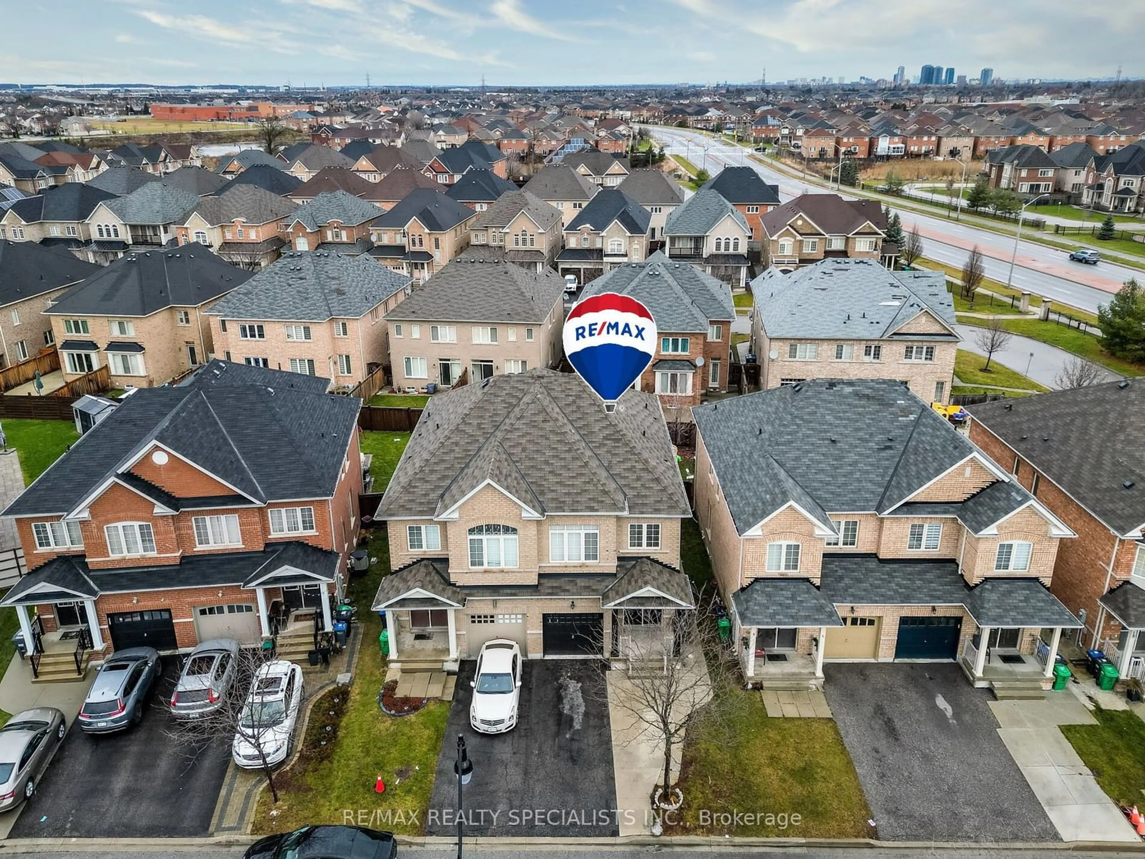 A pic from outside/outdoor area/front of a property/back of a property/a pic from drone, city buildings view from balcony for 24 Orangeblossom Tr, Brampton Ontario L6X 3B4