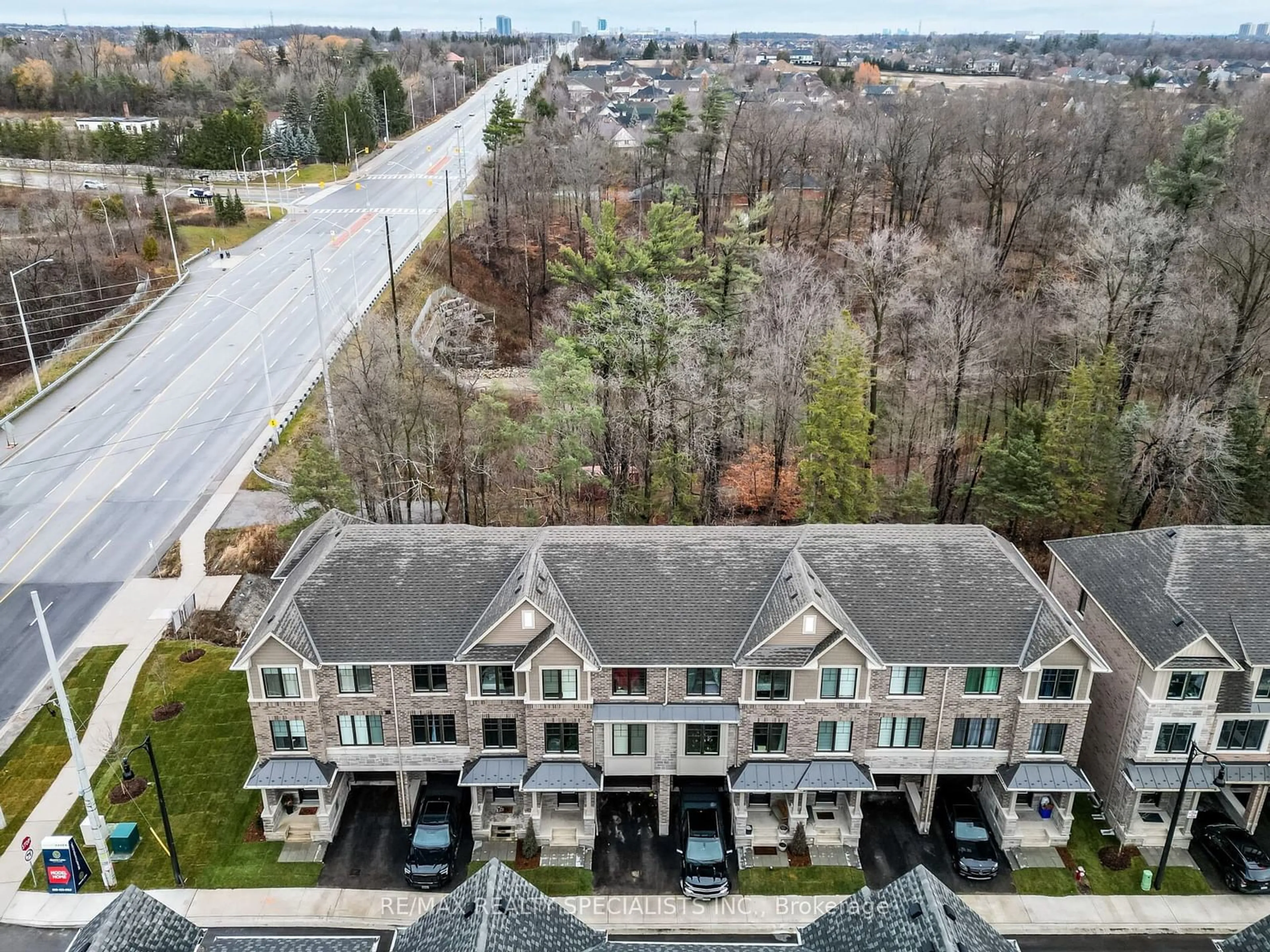 A pic from outside/outdoor area/front of a property/back of a property/a pic from drone, unknown for 5 Folcroft St, Brampton Ontario L6Y 6L3