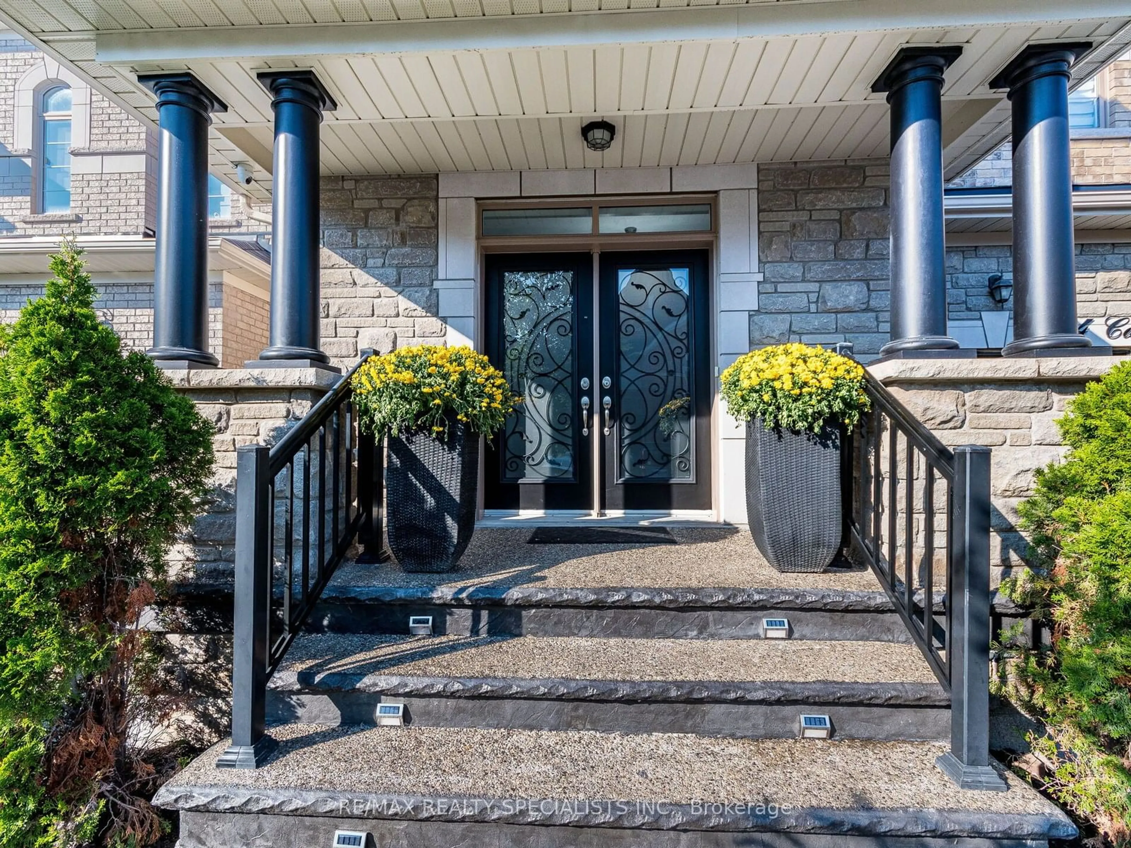 Indoor entryway for 14 Canary Clse, Brampton Ontario L6X 5L1