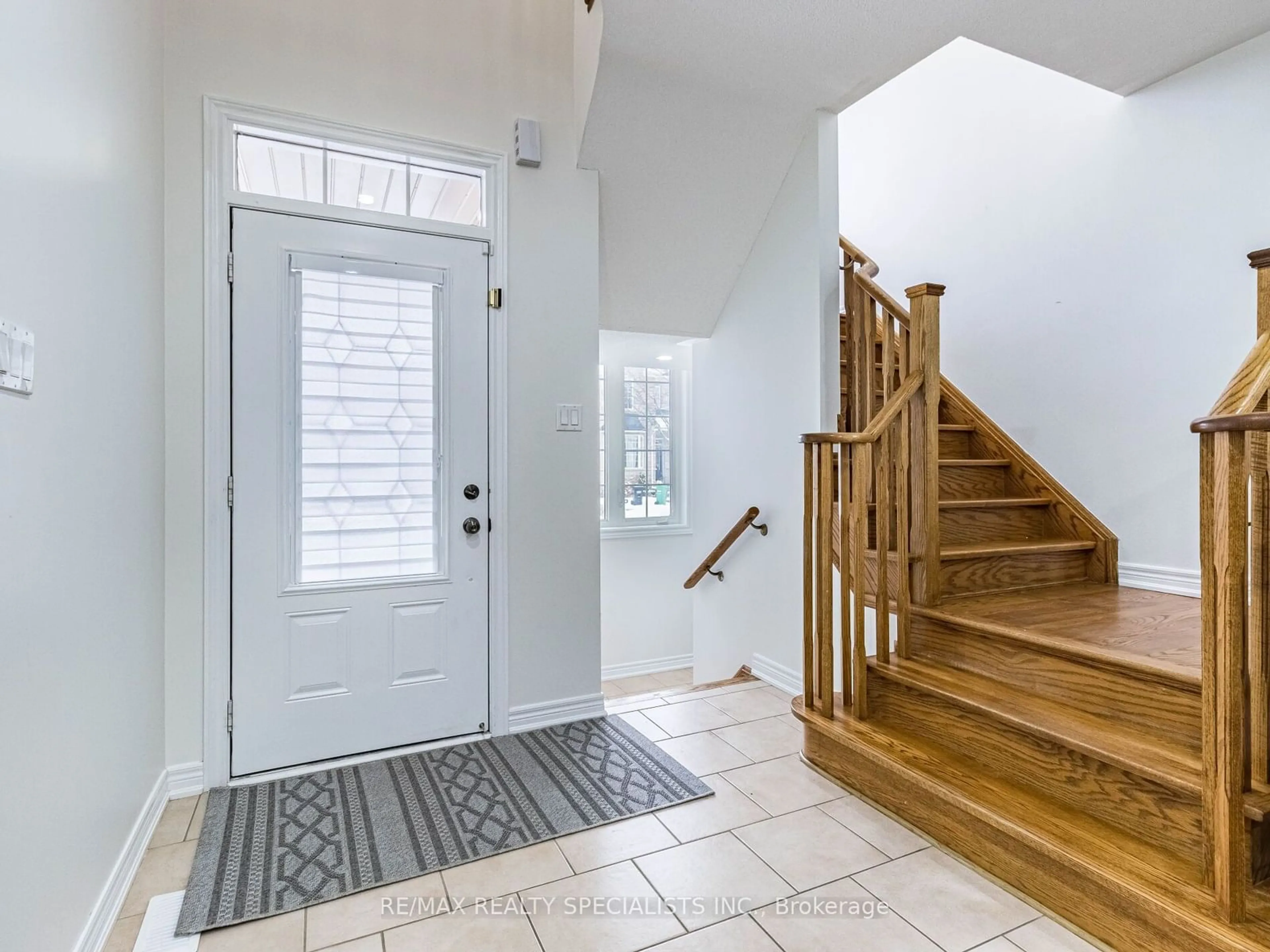 Indoor entryway for 90 Begonia Cres, Brampton Ontario L7A 0M7