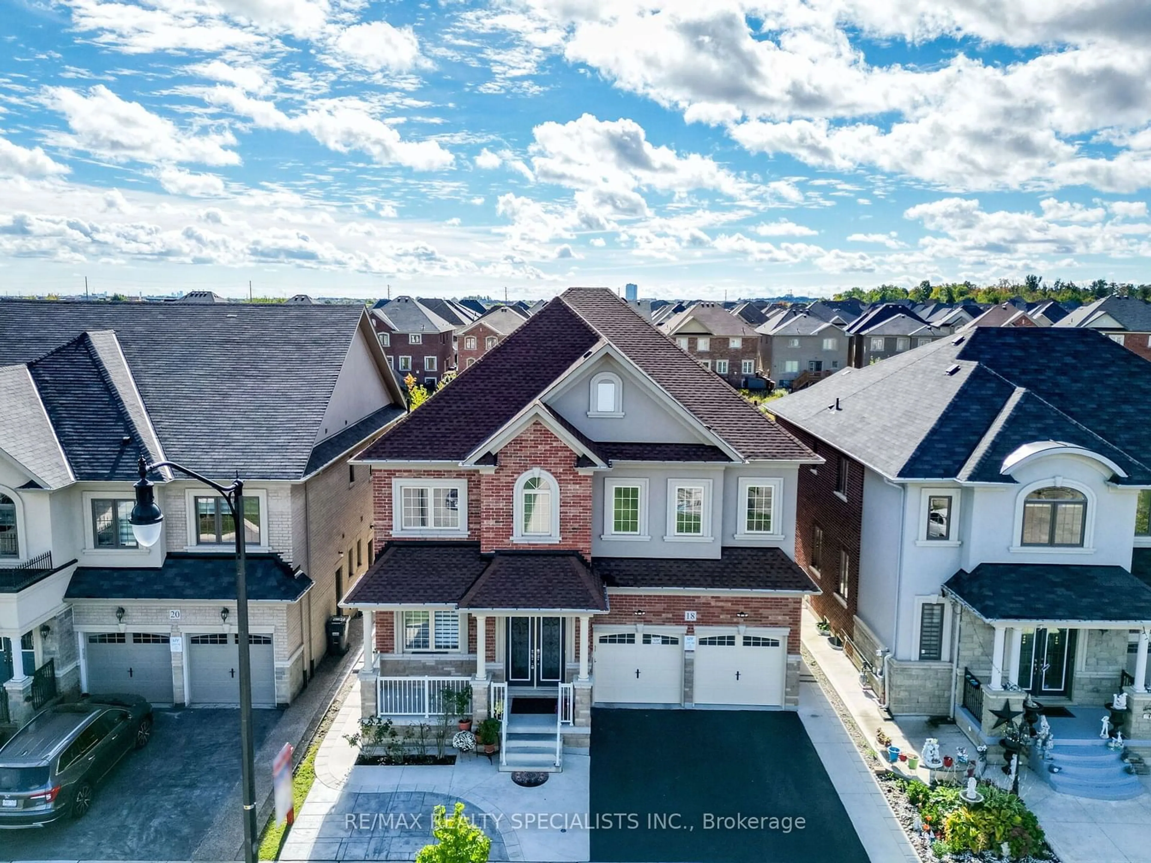 A pic from outside/outdoor area/front of a property/back of a property/a pic from drone, unknown for 18 Yarmouth St, Brampton Ontario L7A 4X7