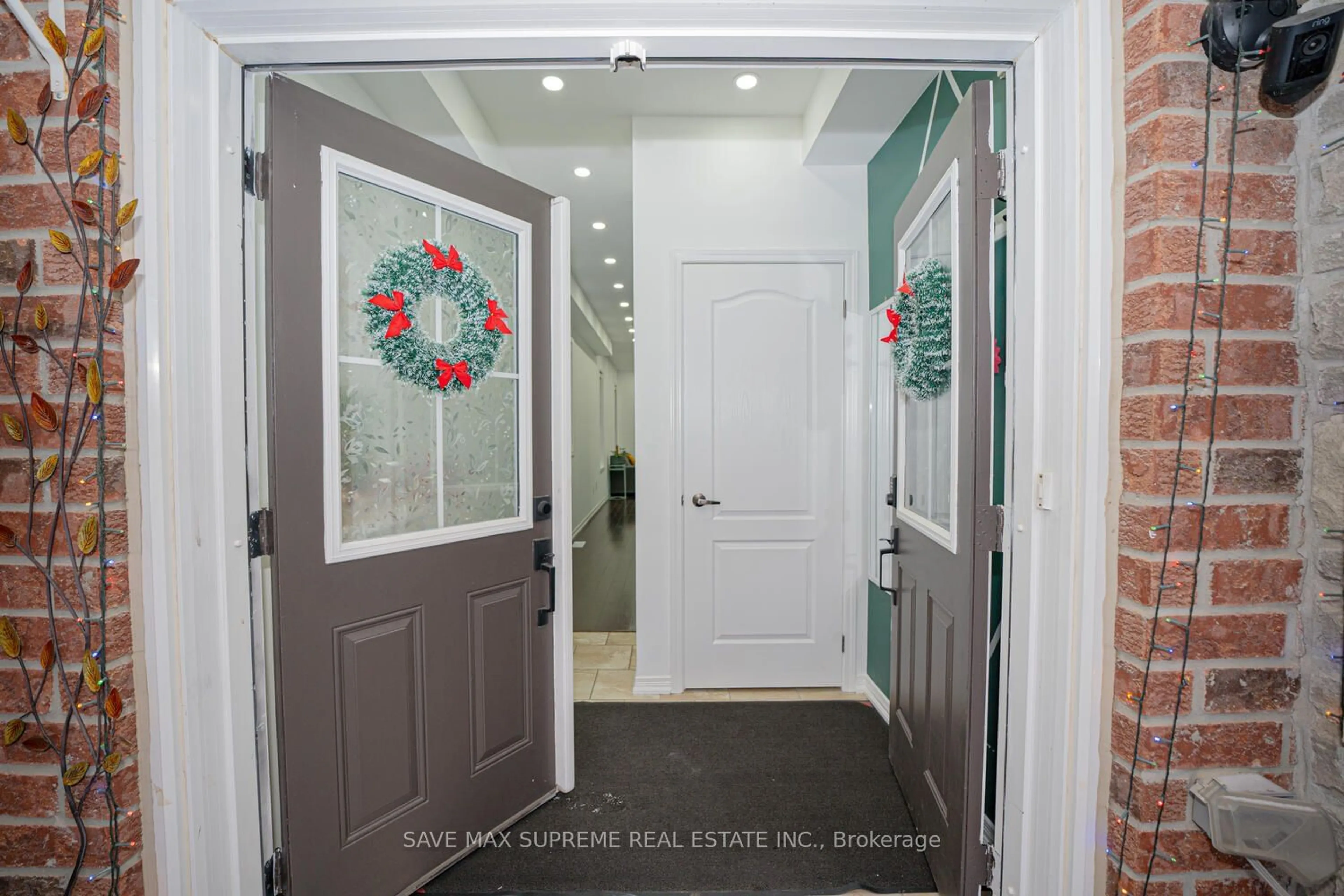 Indoor entryway for 10 Banas Way, Brampton Ontario L6P 1C7