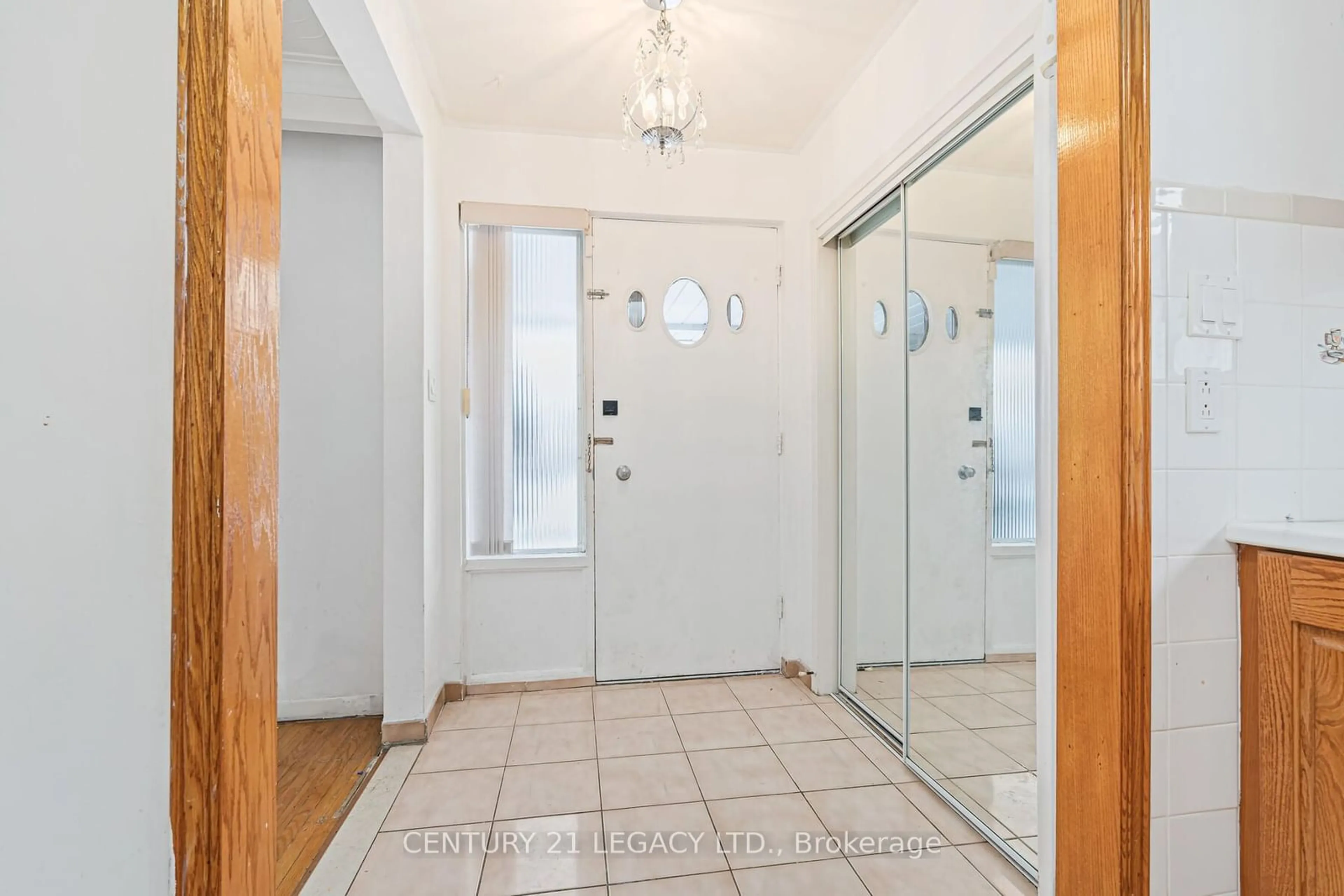 Indoor entryway for 17 Vange Cres, Toronto Ontario M9V 3N6