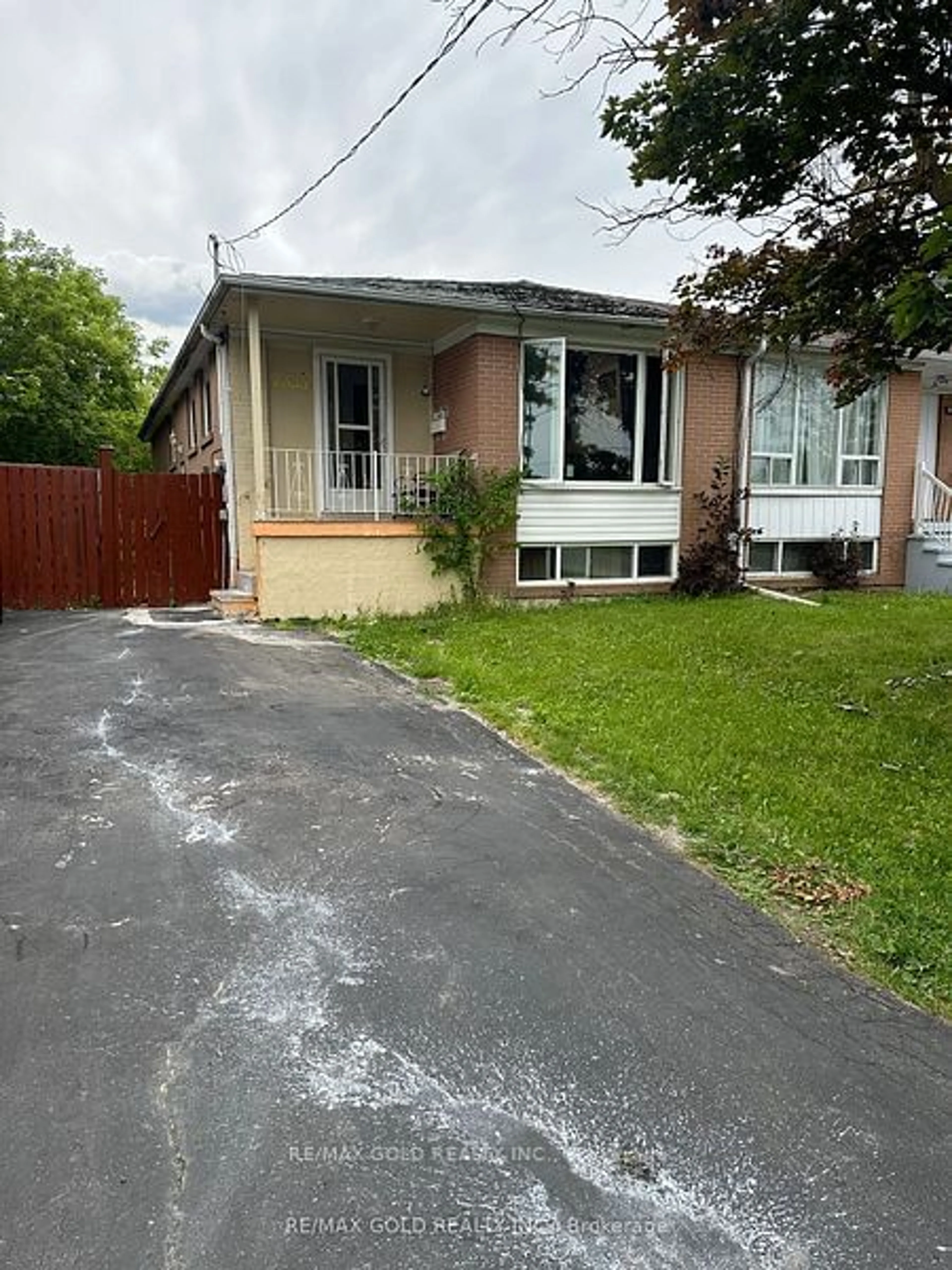 A pic from outside/outdoor area/front of a property/back of a property/a pic from drone, street for 7335 Darcel Ave, Mississauga Ontario L4T 2X4