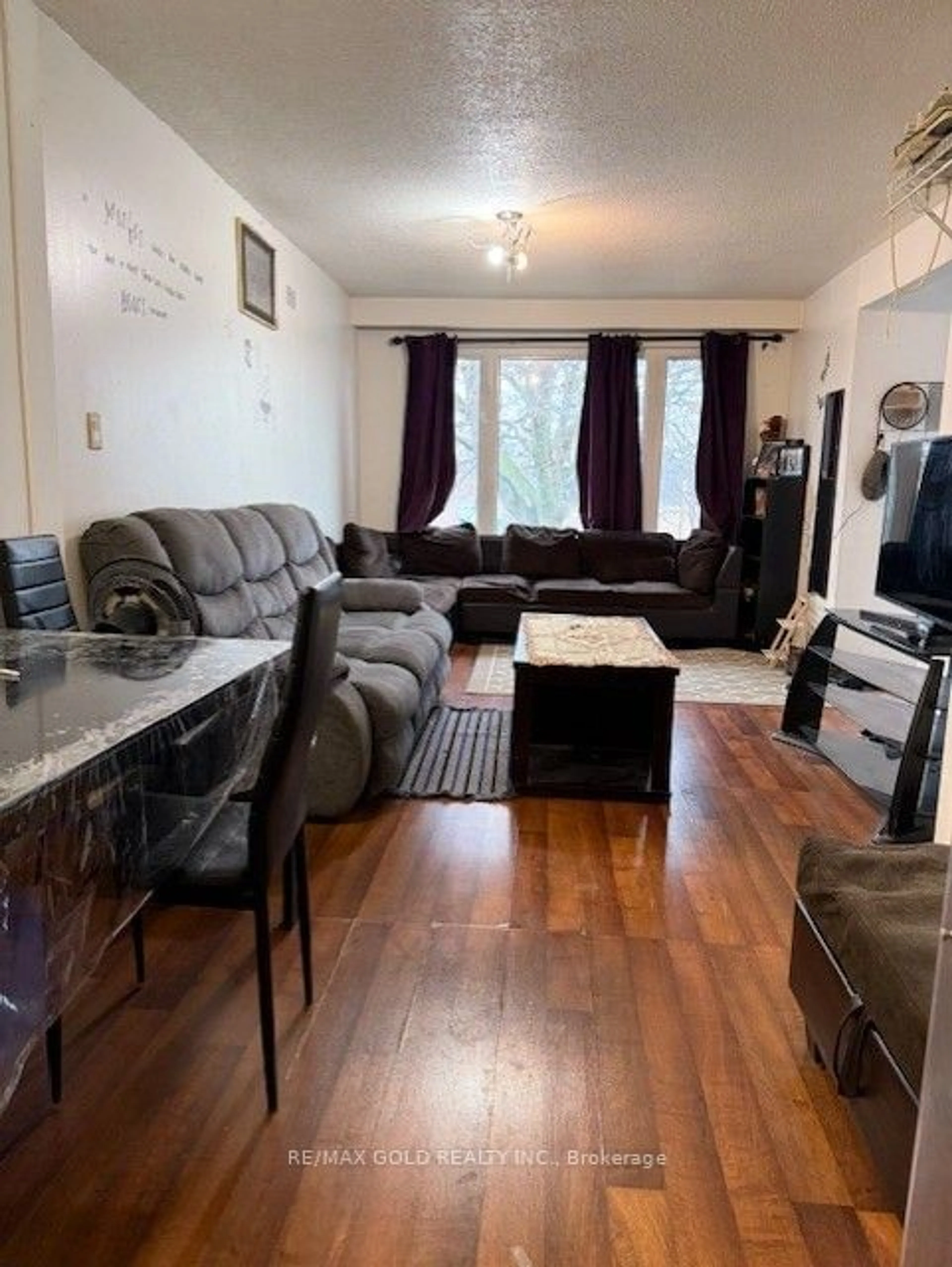 Living room with furniture, unknown for 7335 Darcel Ave, Mississauga Ontario L4T 2X4