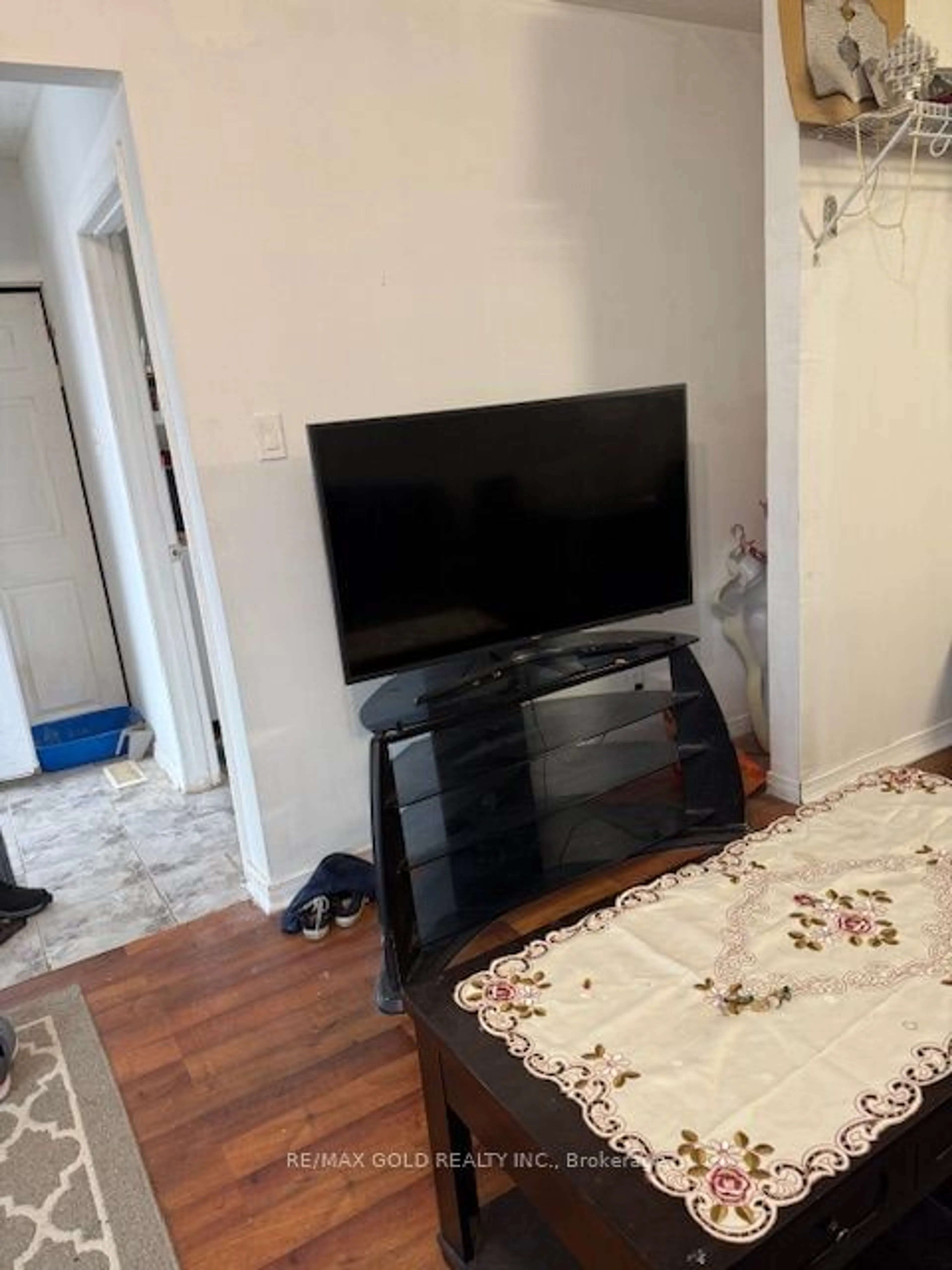 A pic of a room for 7335 Darcel Ave, Mississauga Ontario L4T 2X4