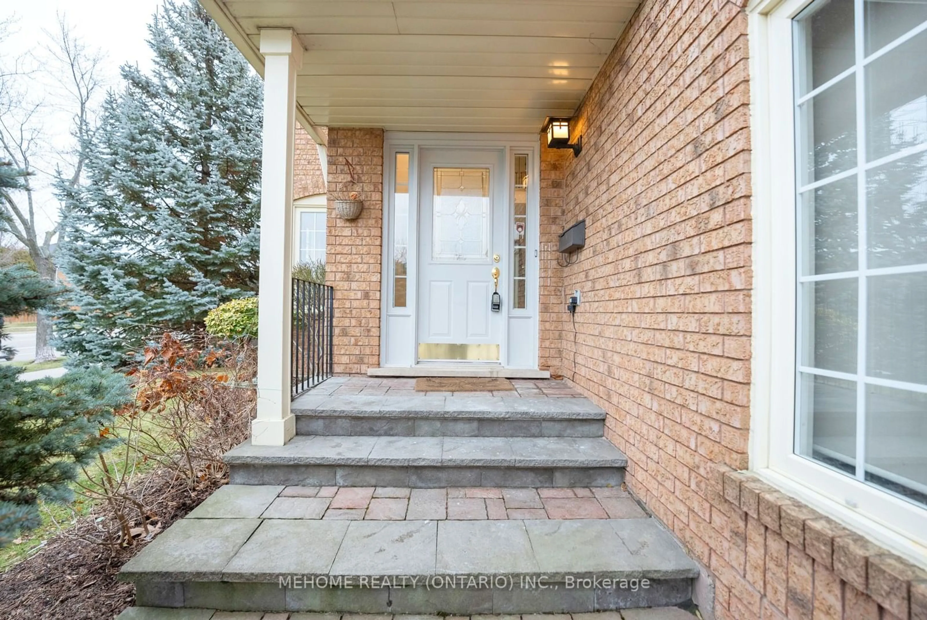 Indoor entryway for 1030 Old Oak Dr, Oakville Ontario L6M 3K5