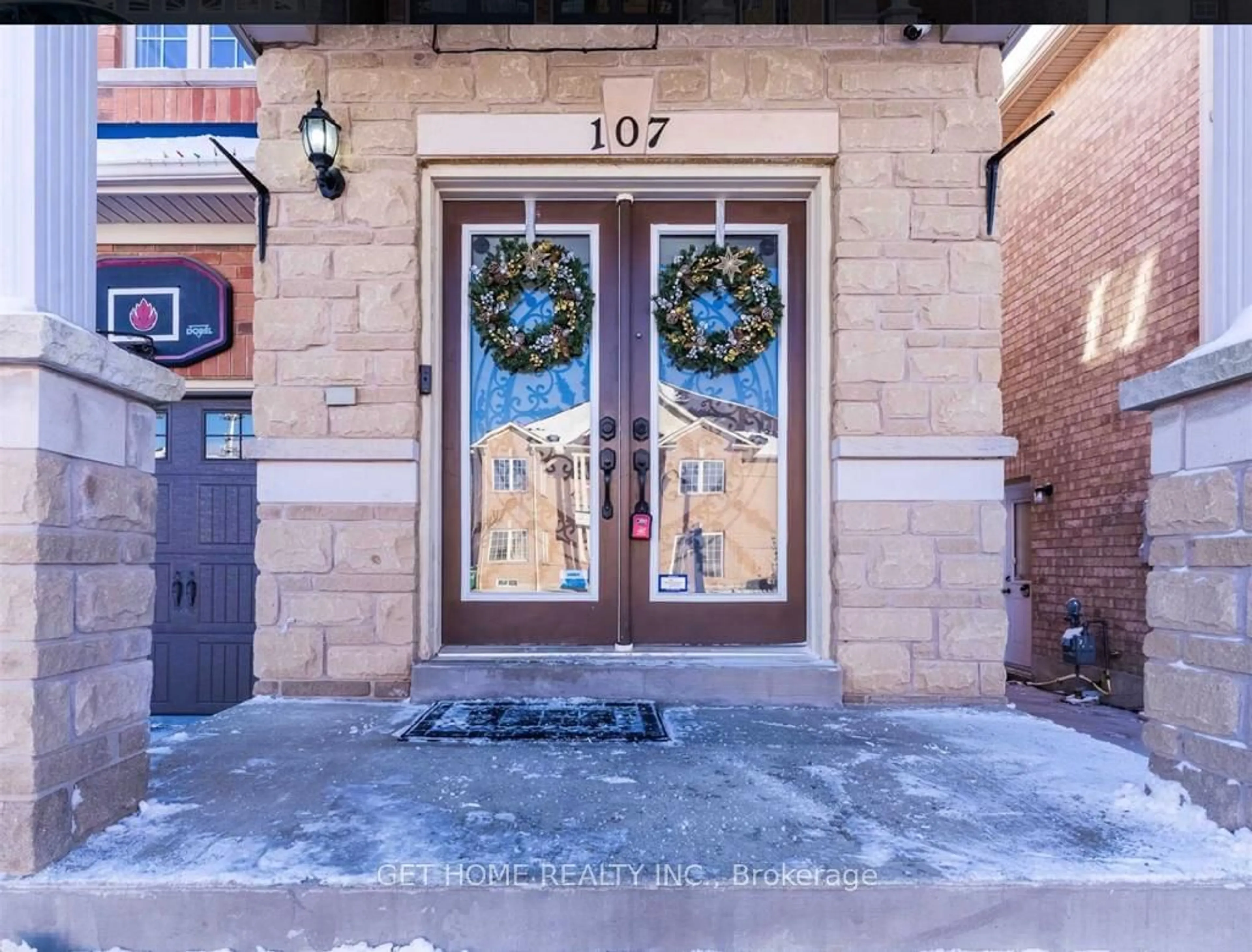 Indoor entryway for 107 Fandango Dr, Brampton Ontario L6X 0P8