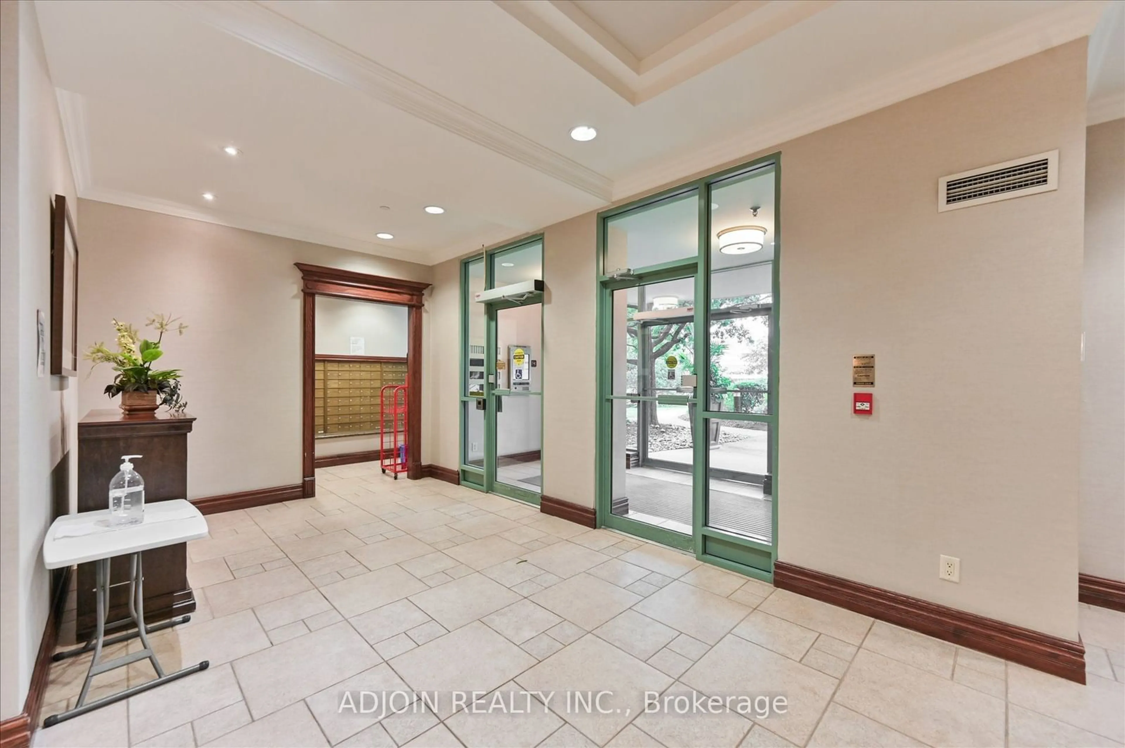 Indoor foyer for 2545 Erin Centre Blvd #1806, Mississauga Ontario L5M 6Z9