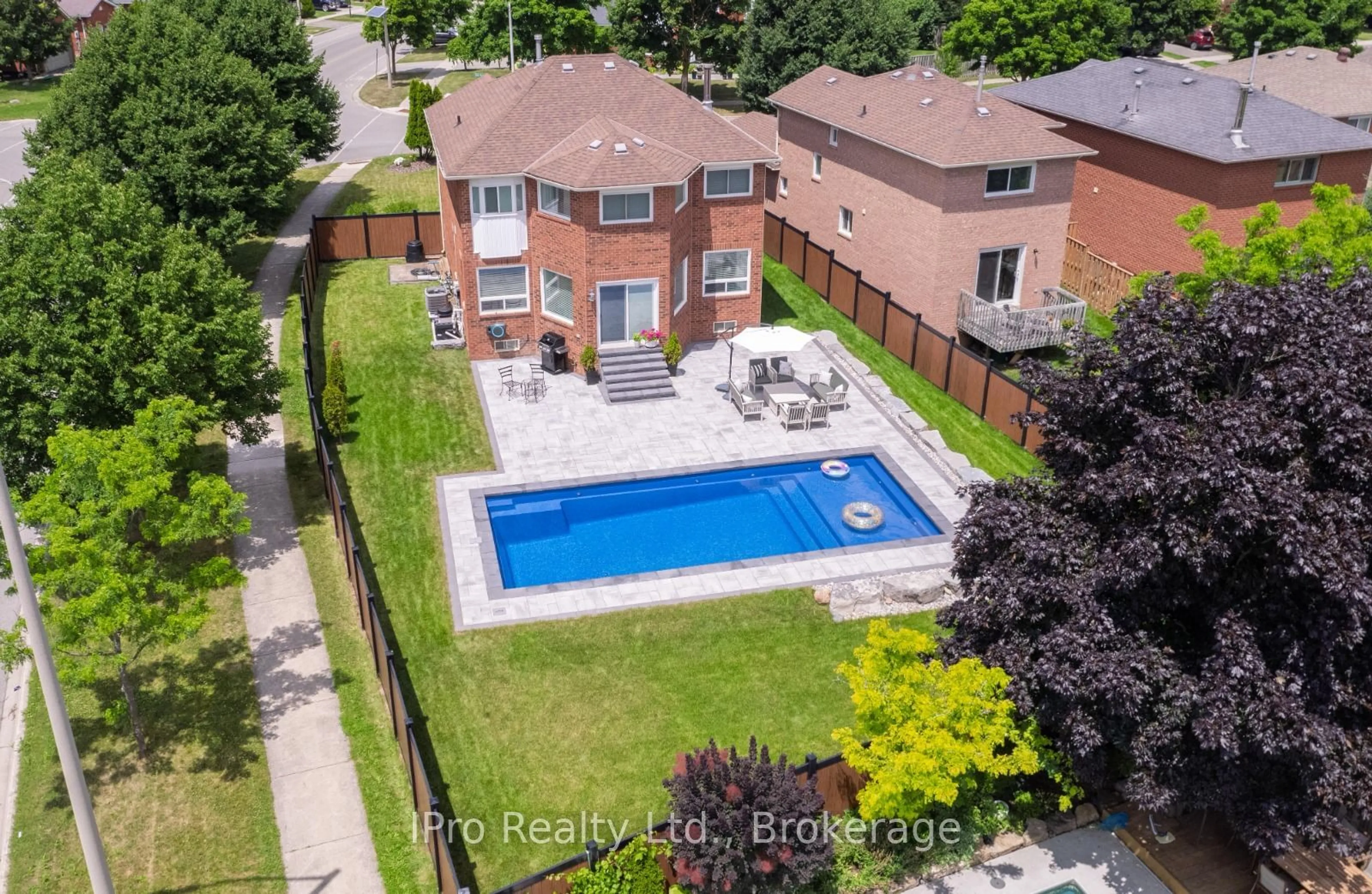 A pic from outside/outdoor area/front of a property/back of a property/a pic from drone, street for 2 Smith Dr, Halton Hills Ontario L7G 5K6