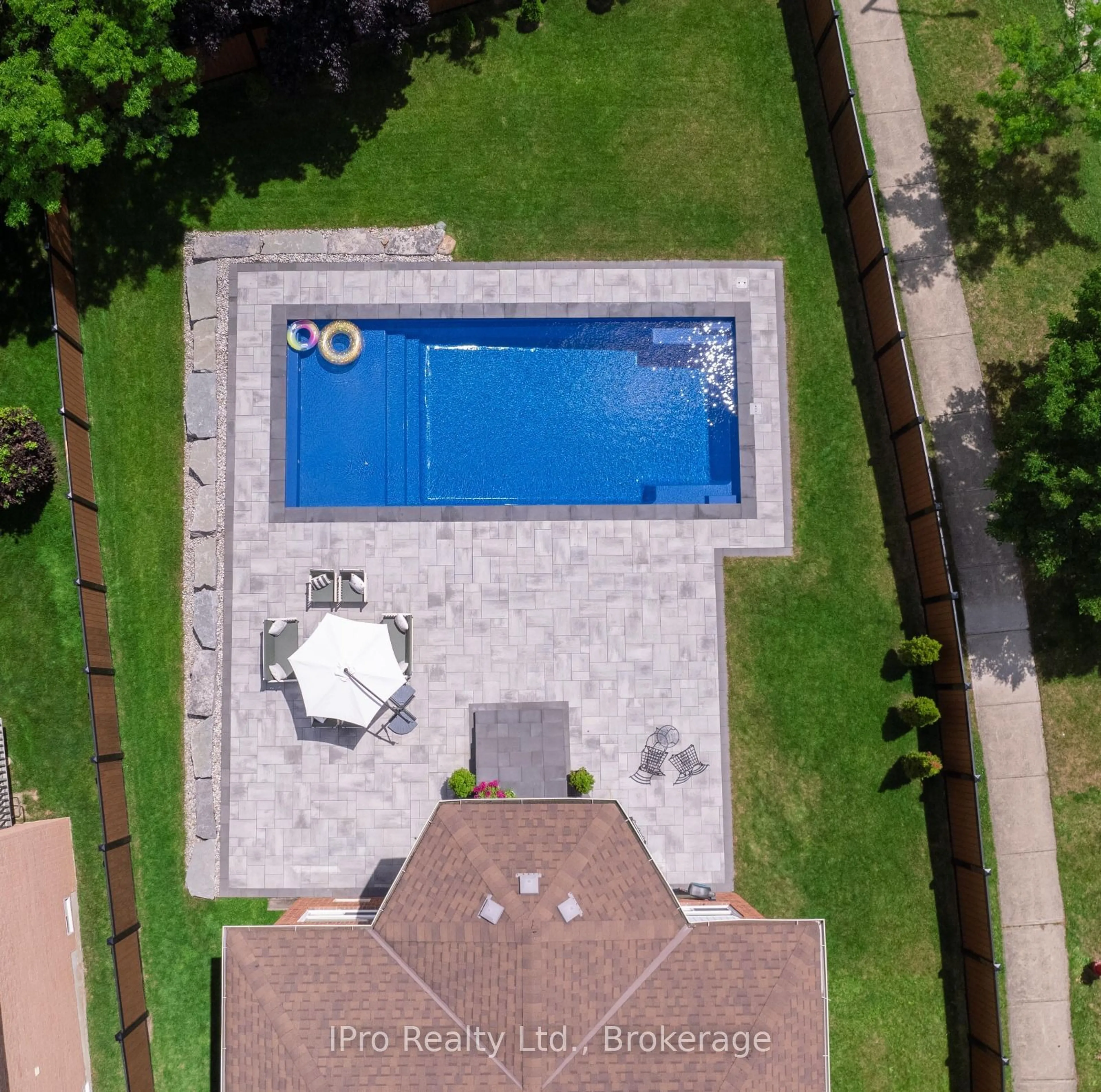 A pic from outside/outdoor area/front of a property/back of a property/a pic from drone, water/lake/river/ocean view for 2 Smith Dr, Halton Hills Ontario L7G 5K6