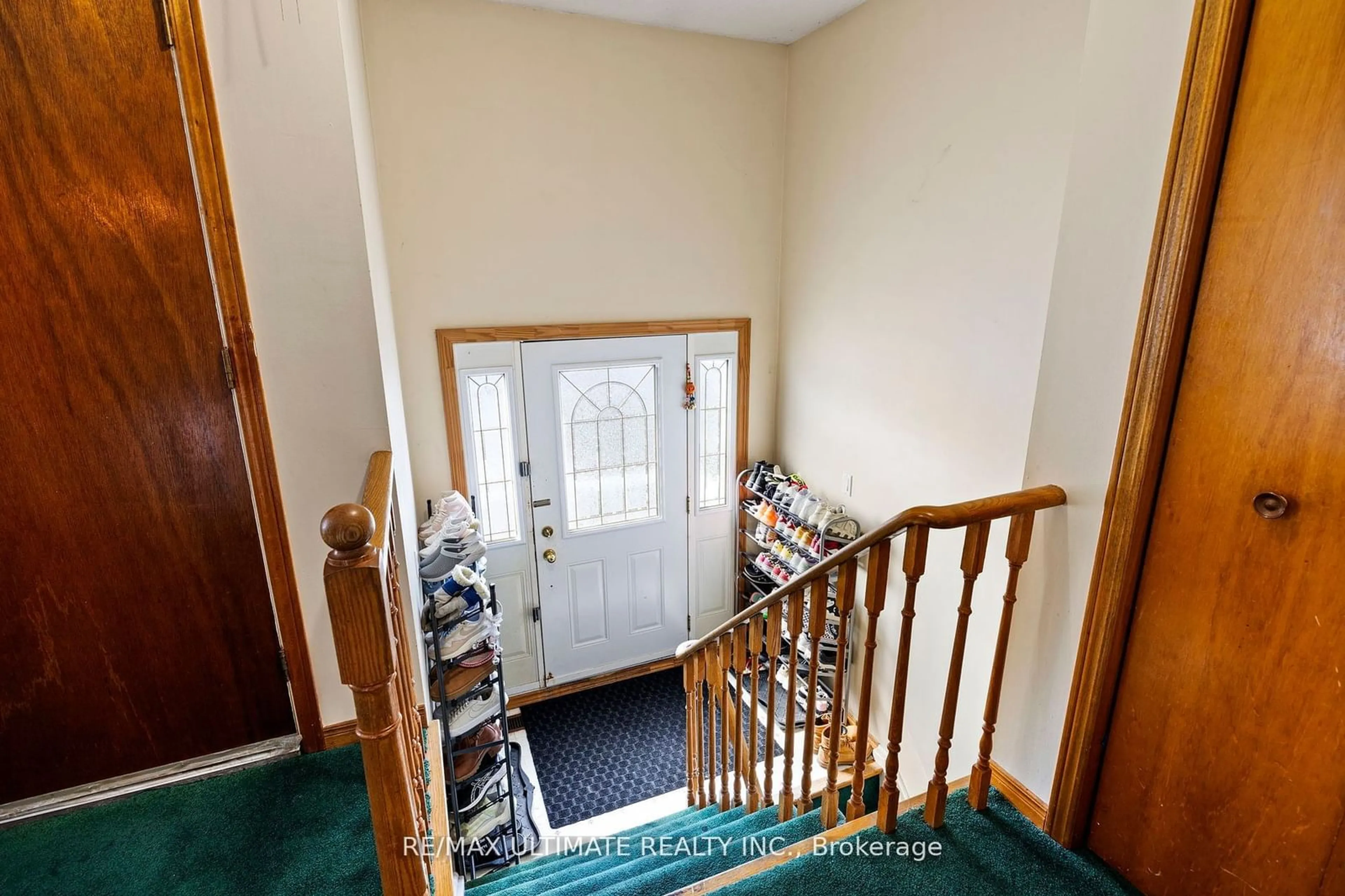 Indoor foyer for 4179 Dursley Cres, Mississauga Ontario L4Z 1J6