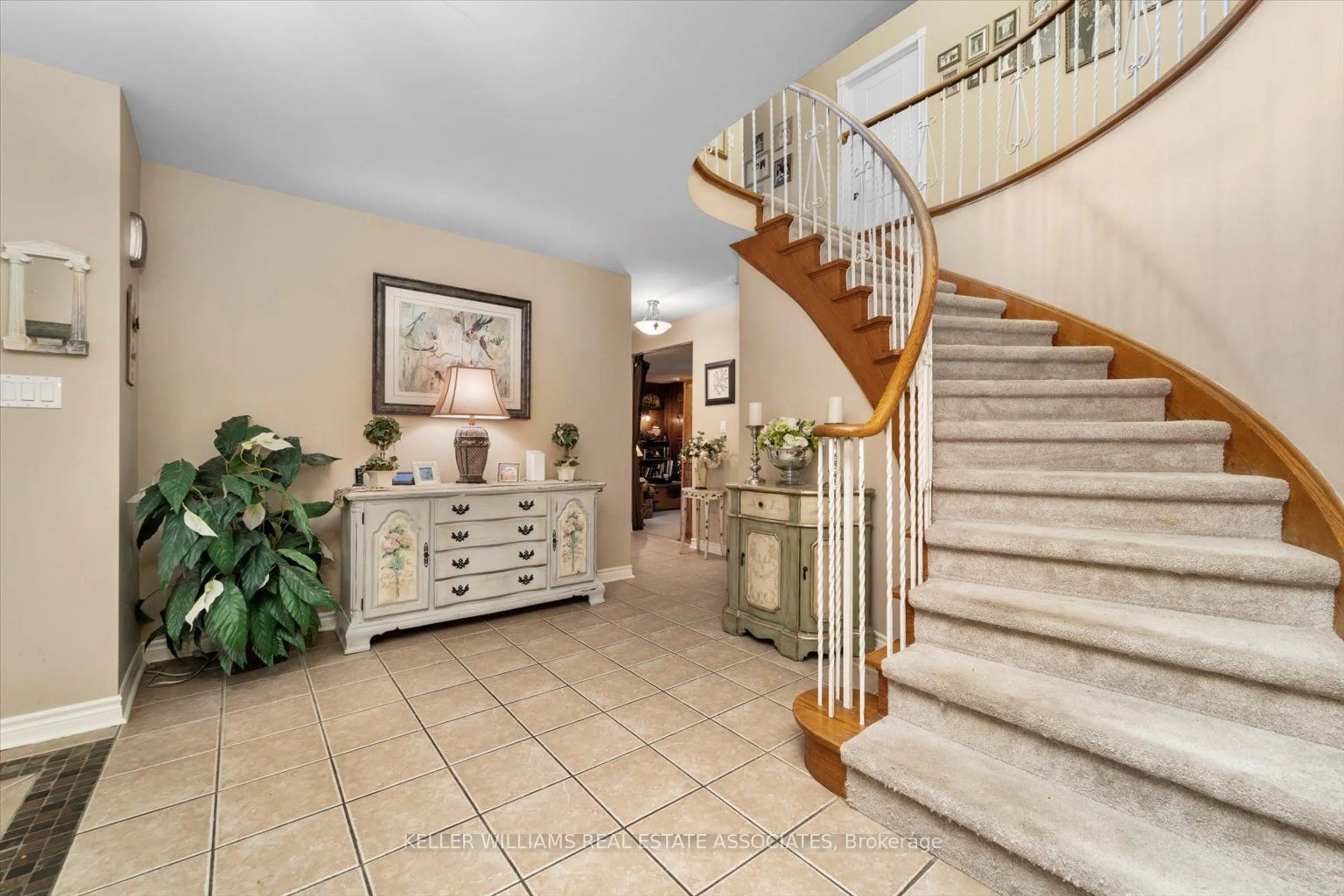 Indoor foyer for 39 Maplewood Rd, Mississauga Ontario L5G 2M7